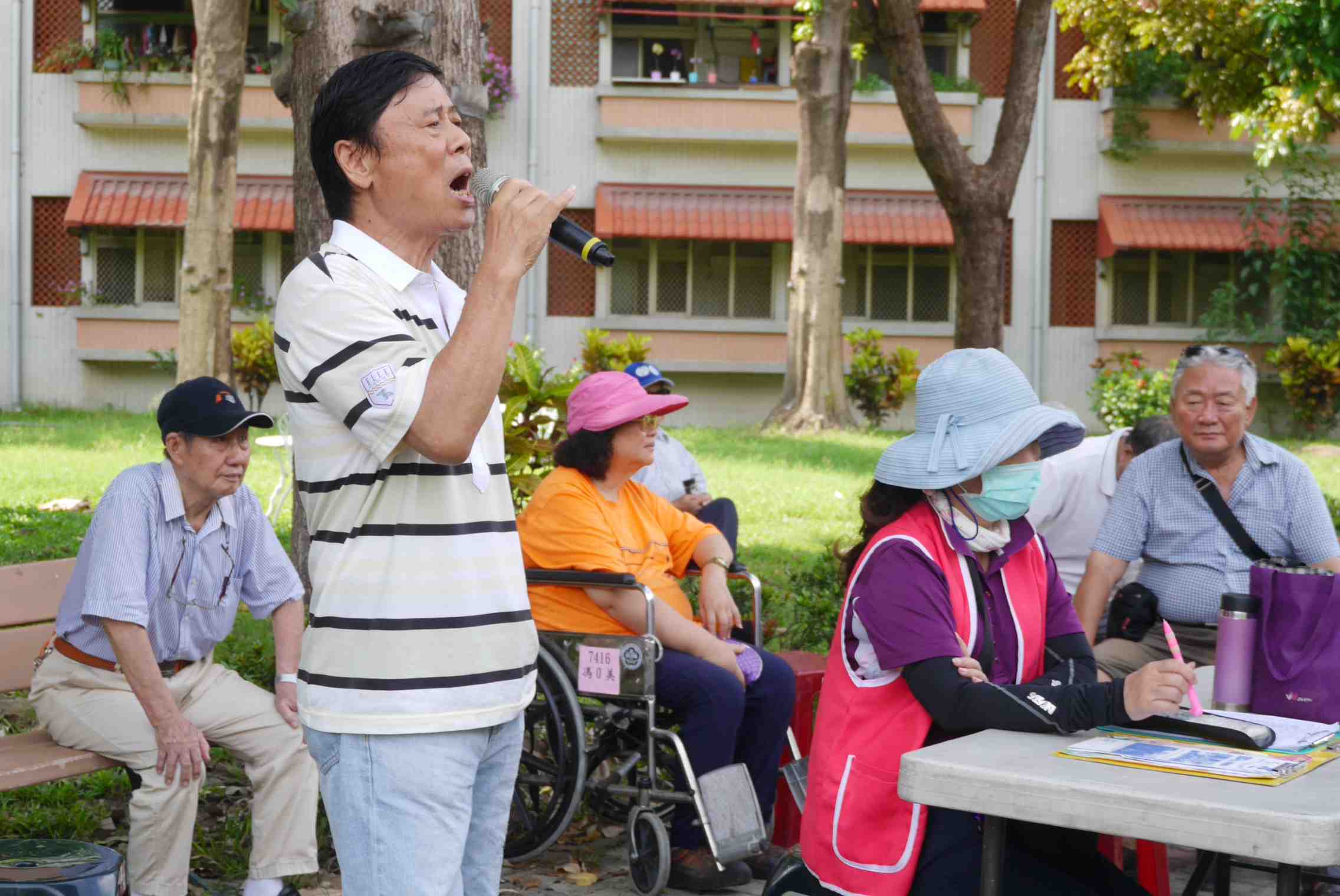 108年5月17日社會局長青中心文康休閒車戶外卡拉OK歡唱活動