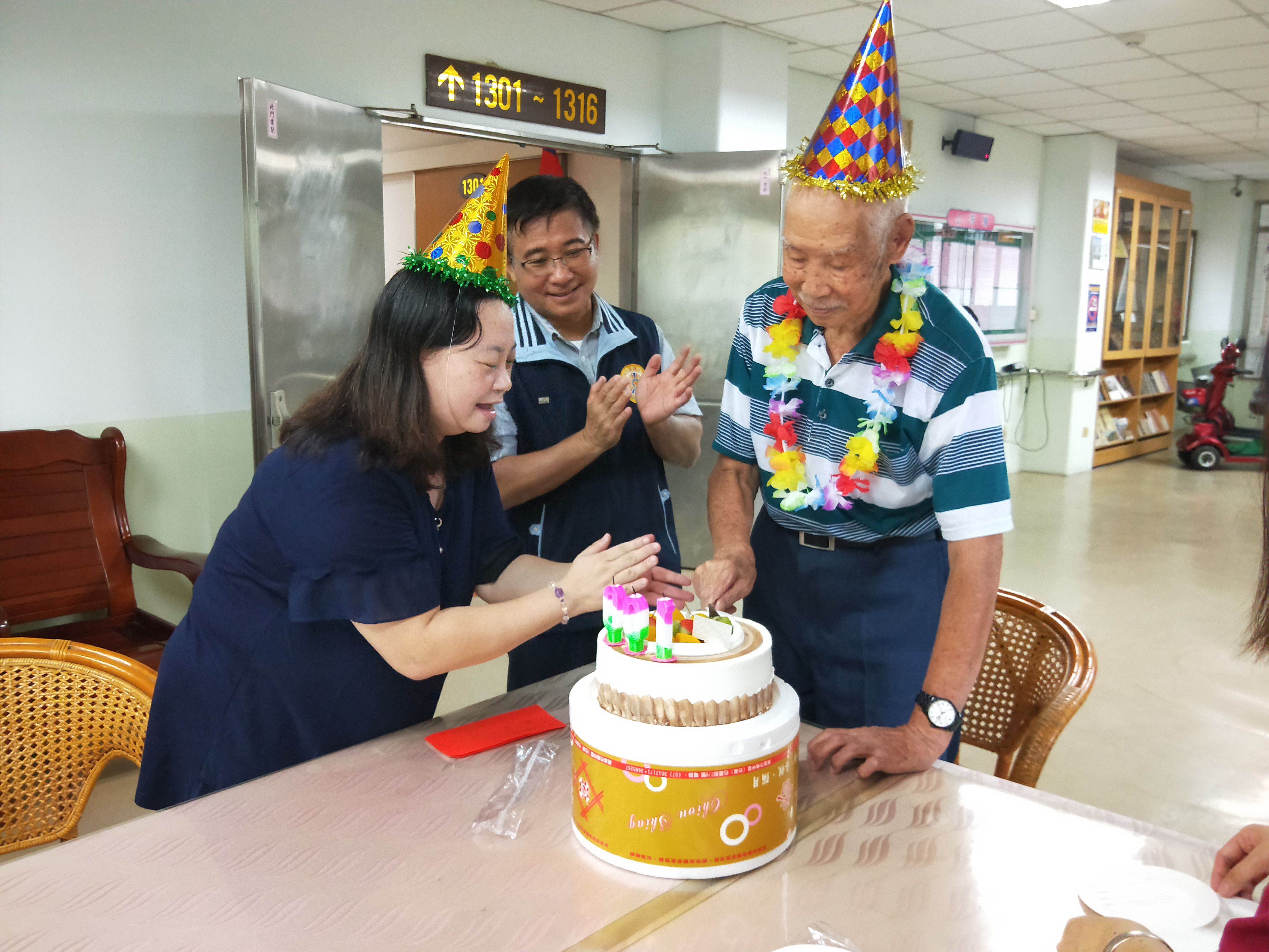 袍澤歡聚在榮家、生日祝福情誼長