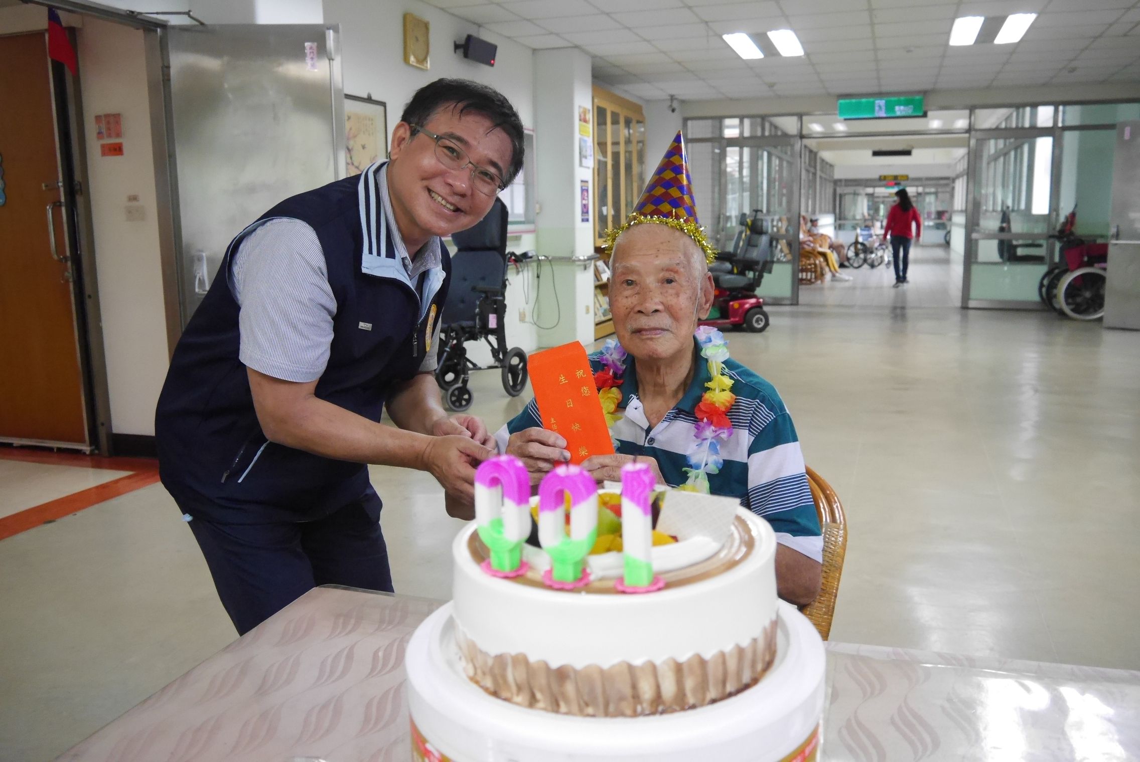 袍澤歡聚在榮家、生日祝福情誼長