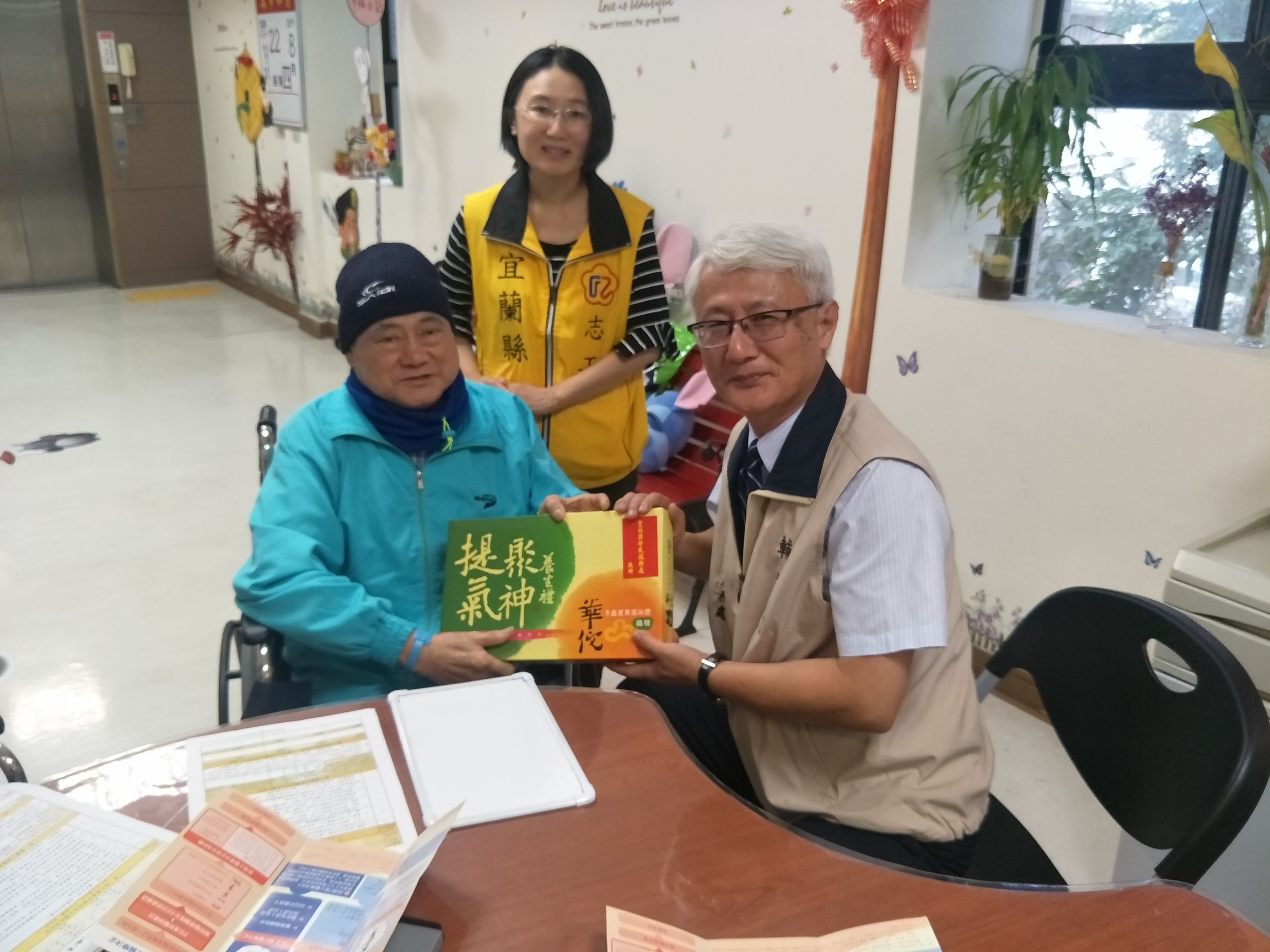 帥處長率領榮欣志工及蘭陽女中學生志工20餘人至榮院員山院區訪慰住院榮民長輩 (3)