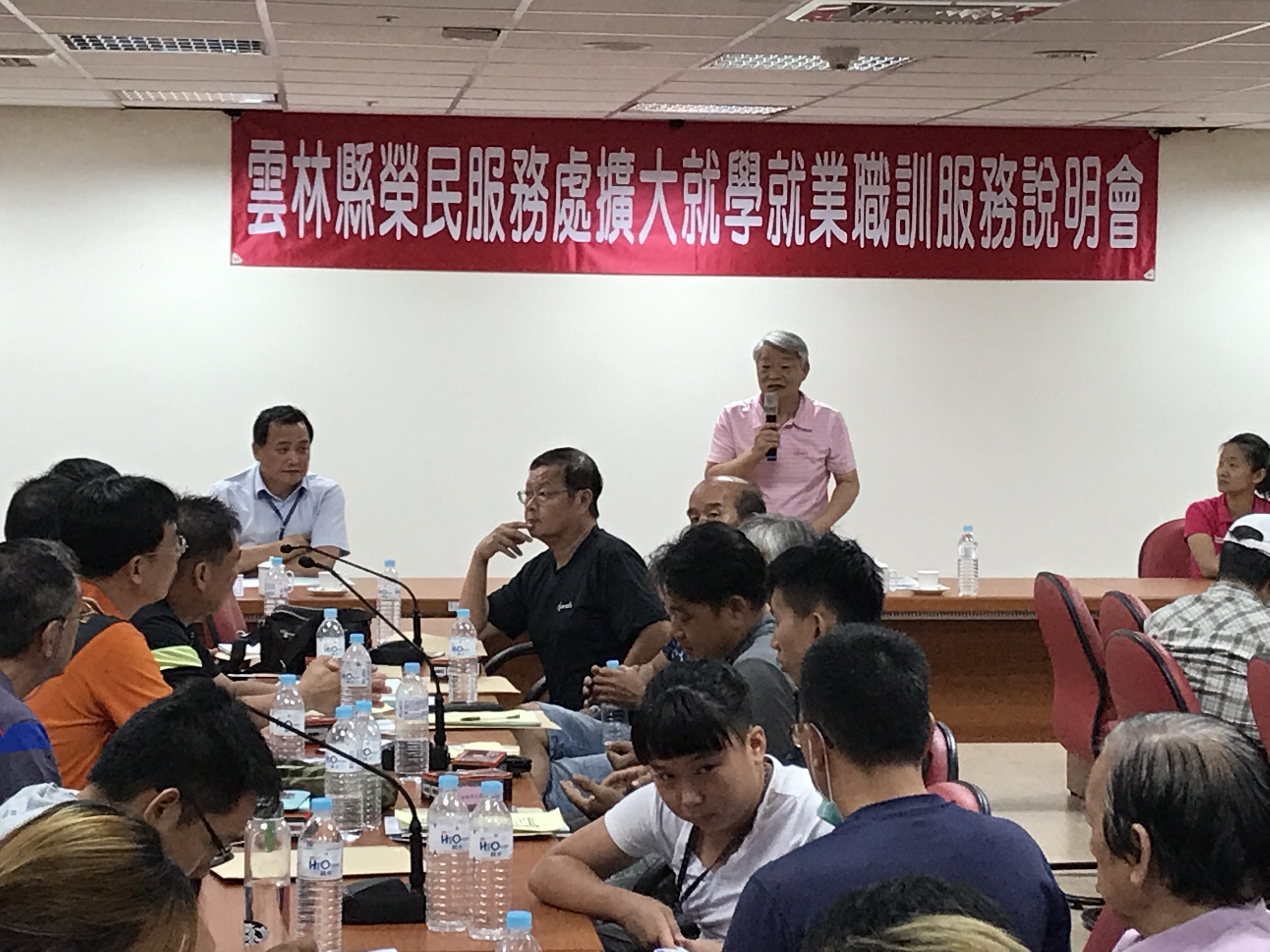 雲林縣榮服處邵更新處長(站立者)致詞