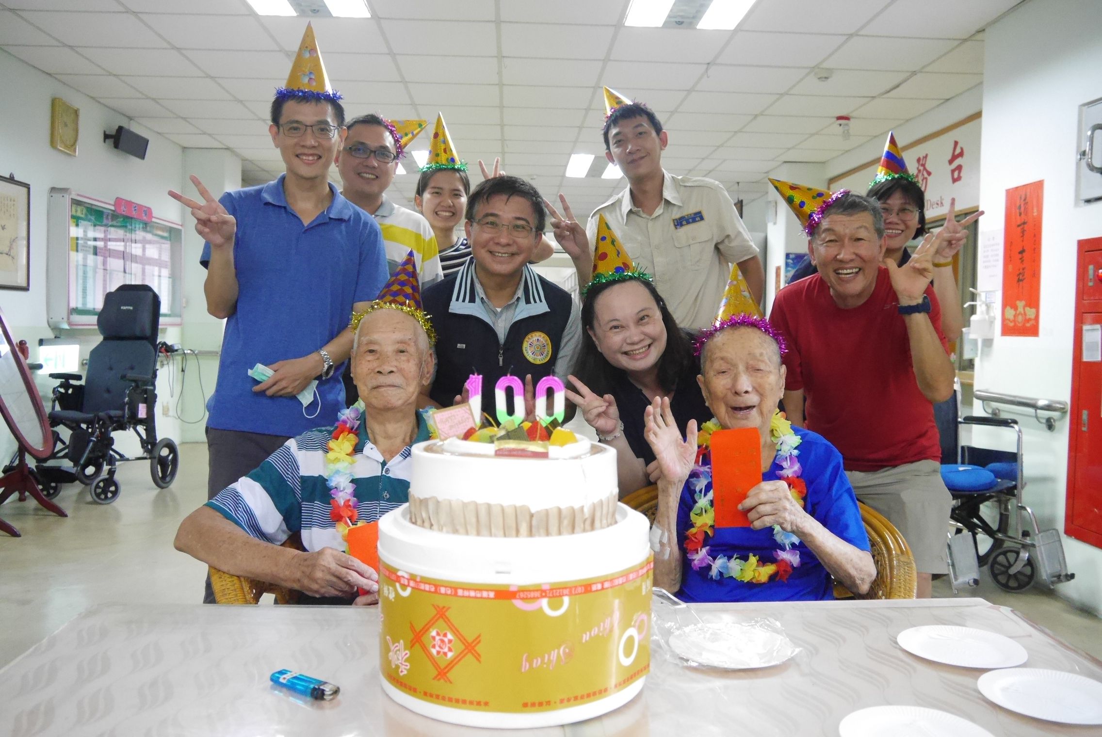 袍澤歡聚在榮家、生日祝福情誼長