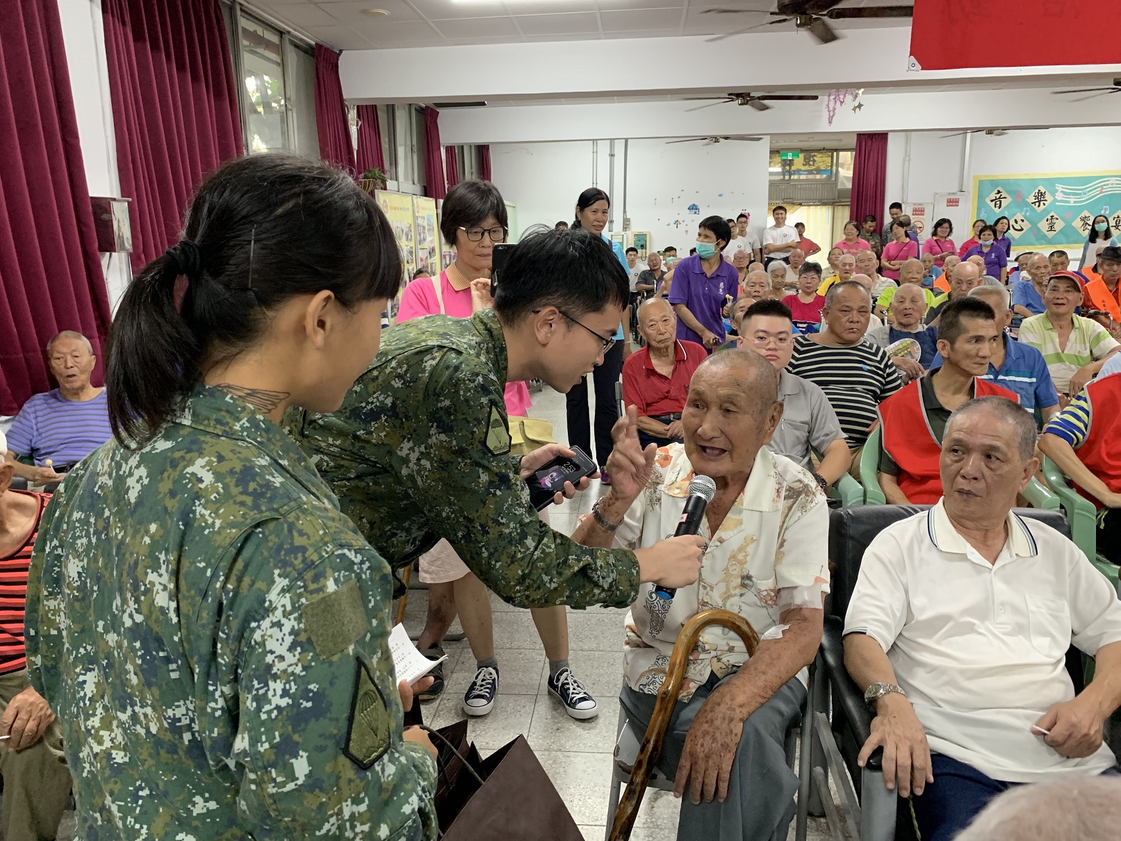 108年8月7日父親節快樂!陸軍空訓送愛屏東榮家，榮伯樂開懷