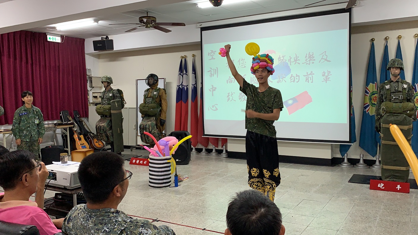 108年8月7日父親節快樂!陸軍空訓送愛屏東榮家，榮伯樂開懷