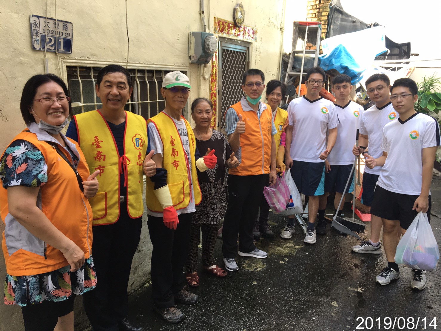 臺南市榮民服務處-10808總幹事率工作團隊協助813淹水戶清理