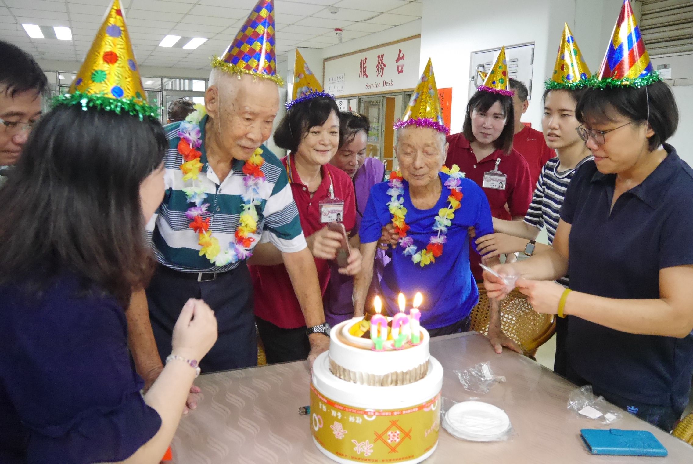 袍澤歡聚在榮家、生日祝福情誼長