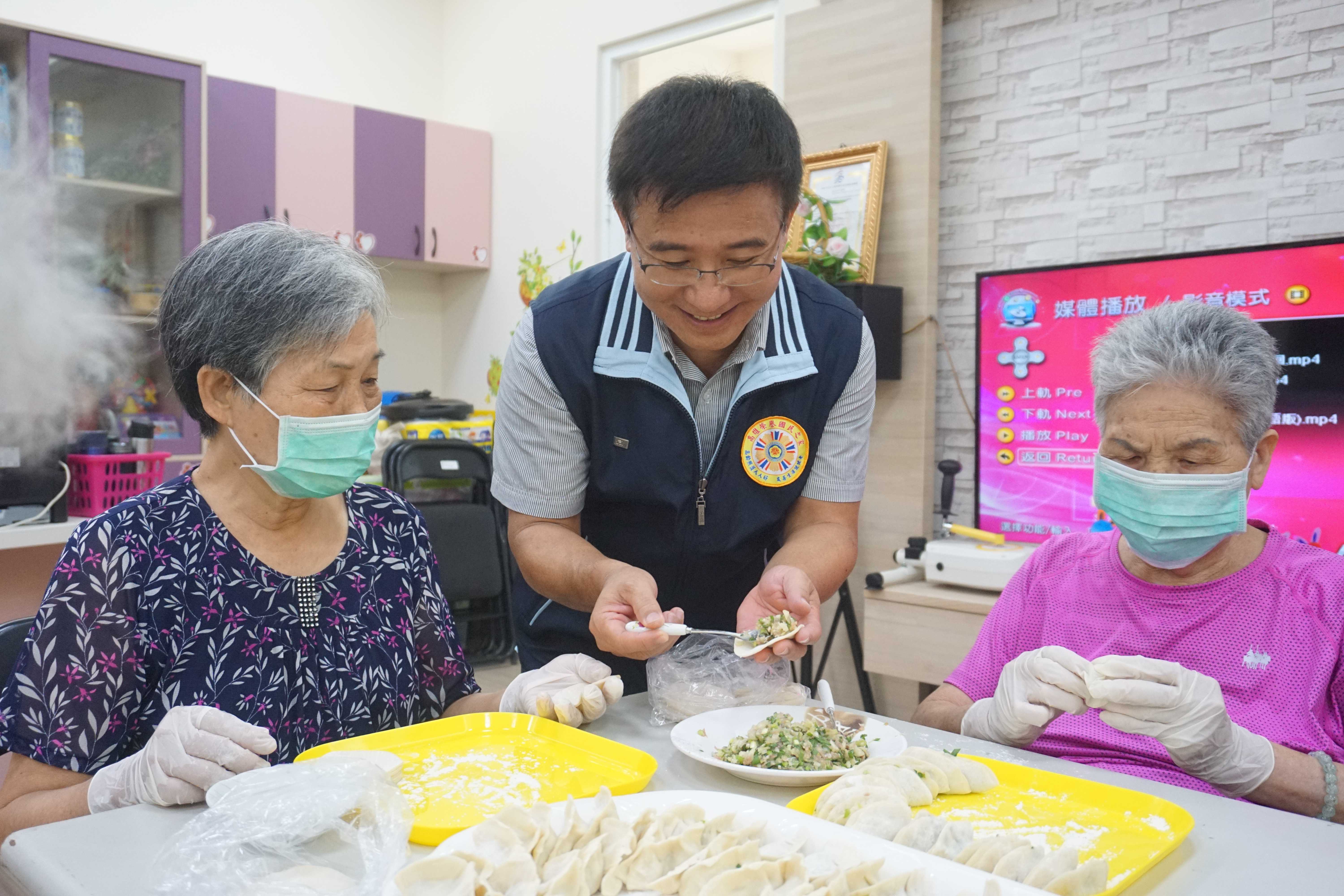 陶然坊慶中秋  「餡中有妳，餡中有我」捏出創意