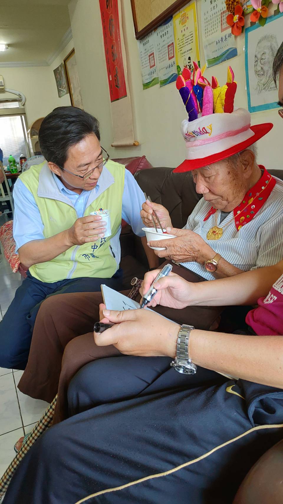 「百歲人瑞王禮多慶生，臺中榮服處溫馨祝壽」