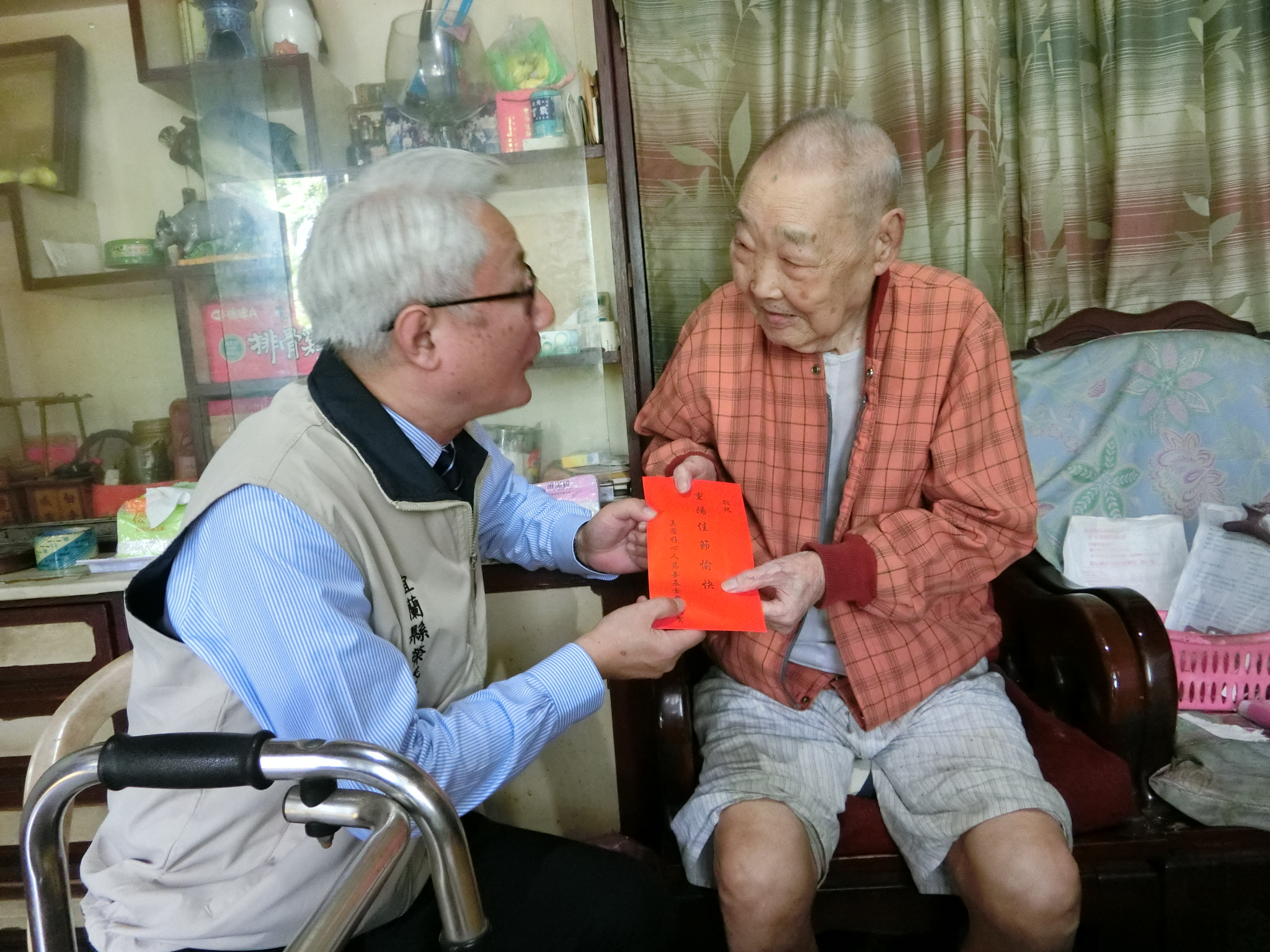 宜蘭縣榮民服務處辦理108年重陽敬老活動，向百歲榮民人瑞蕭鳳鳴海等10位伯伯祝賀重陽並致贈祝壽金及營養品禮盒。