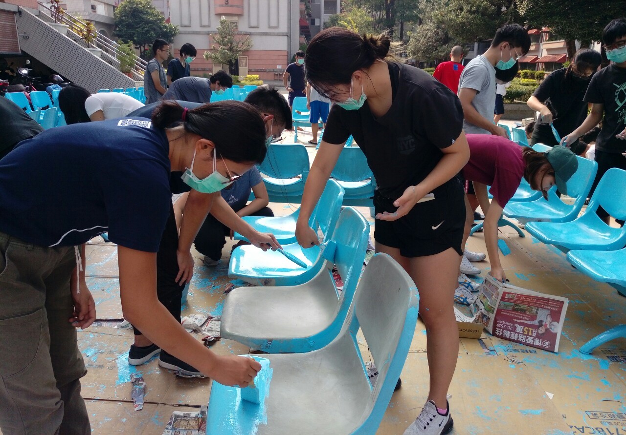 青春不留白～高雄大學學生服務學習至榮家刷油漆