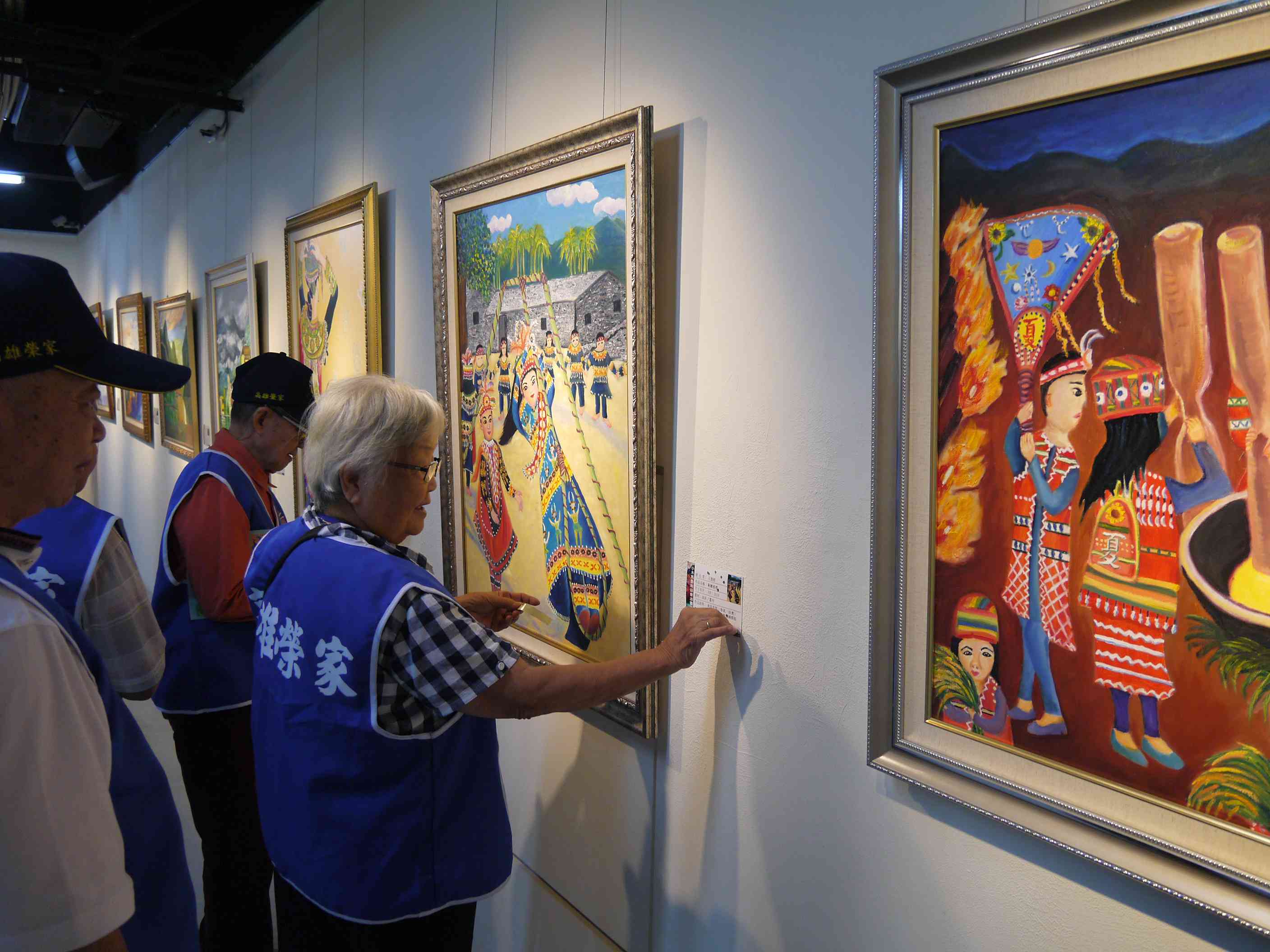 榮家長輩圓夢參展、「愛幸福」油畫技藝不凡