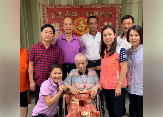 101歲人瑞潘伯伯與七股區長及家主任等合影