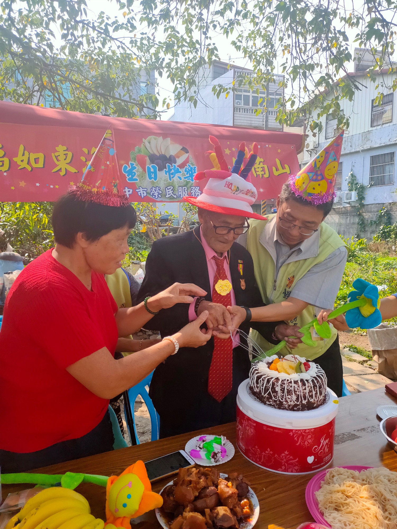 百歲人瑞鄧冬生伯伯慶生，臺中榮服處溫馨祝壽