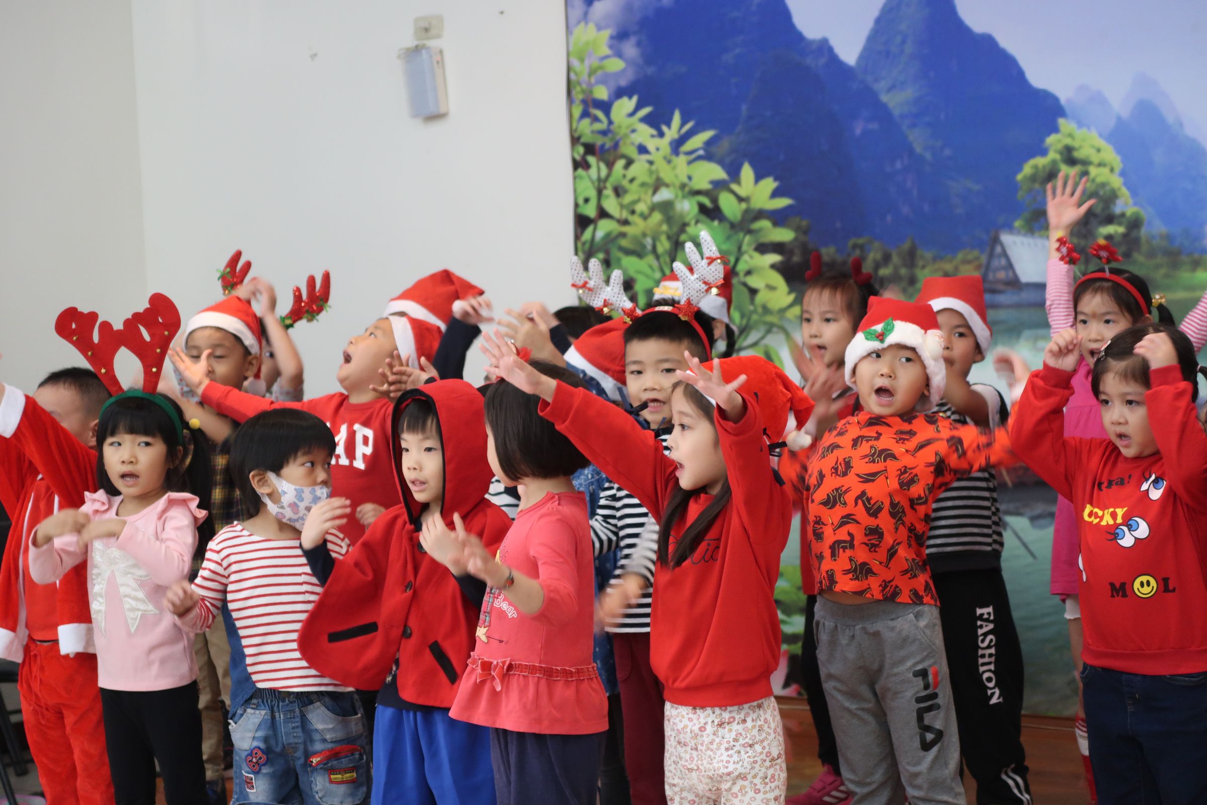 幼兒園聖誕報佳音  榮家長輩暖心樂開懷