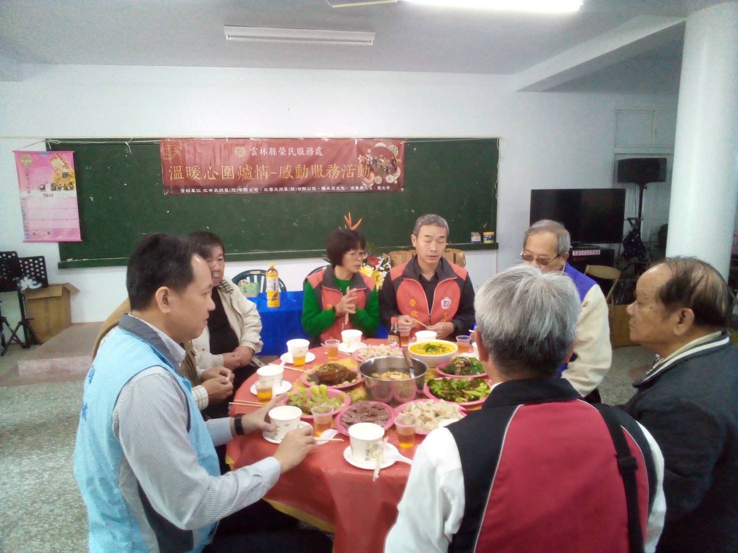 寒冬送暖贈年菜,陪伴榮民圍爐歡喜迎新春-1