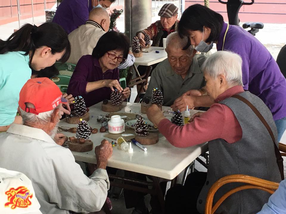 108年12月21日個人獨有的聖誕樹^_^安養照護花絮