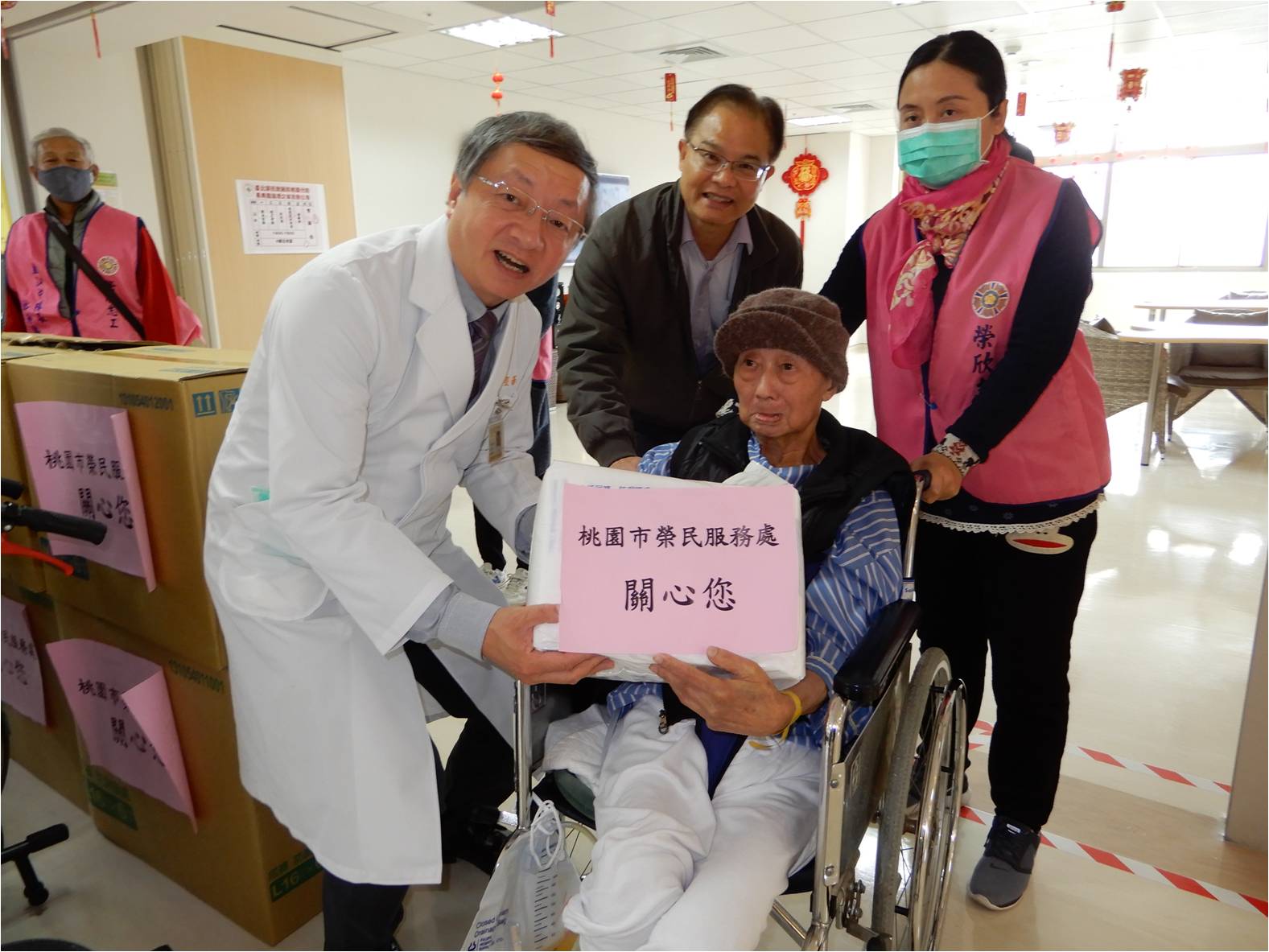 桃園榮服處前往榮民醫院桃園分院訪視關懷單身、清寒住院榮民