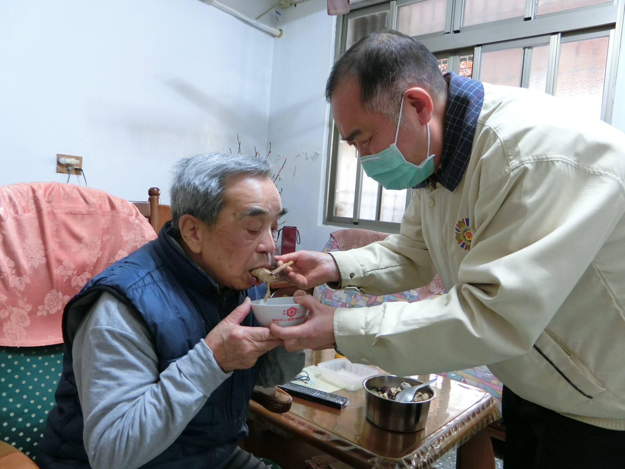 愛心雞湯溫馨獨老心-宜蘭縣榮服處與榮欣志工訪慰服務同時宣導防疫