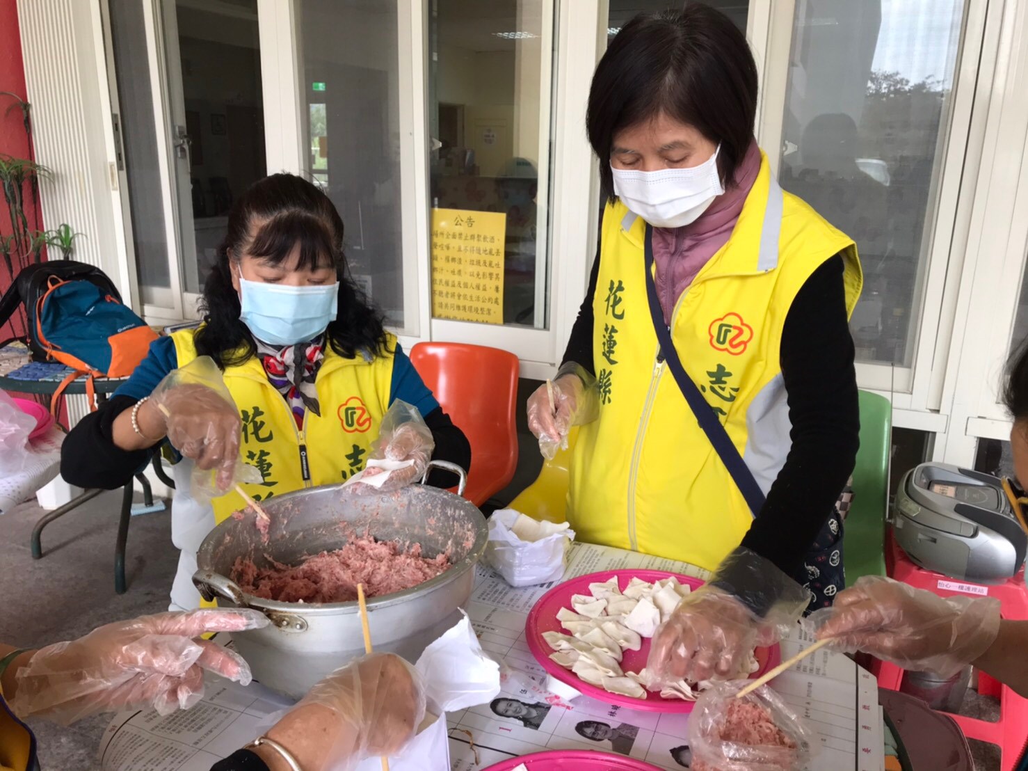 本處榮欣志工於榮家-怡心堂為榮民伯伯製作餛飩(湯)加菜