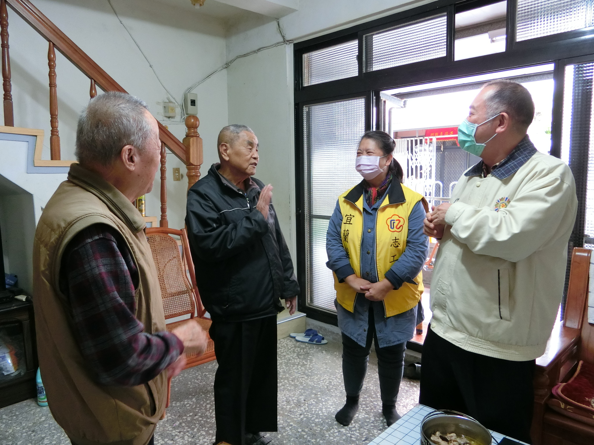 愛心雞湯溫馨獨老心-宜蘭縣榮服處與榮欣志工訪慰服務同時宣導防疫