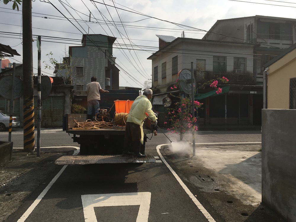 109年3月16日屏東榮家敦親睦鄰協助附近居民環境消毒