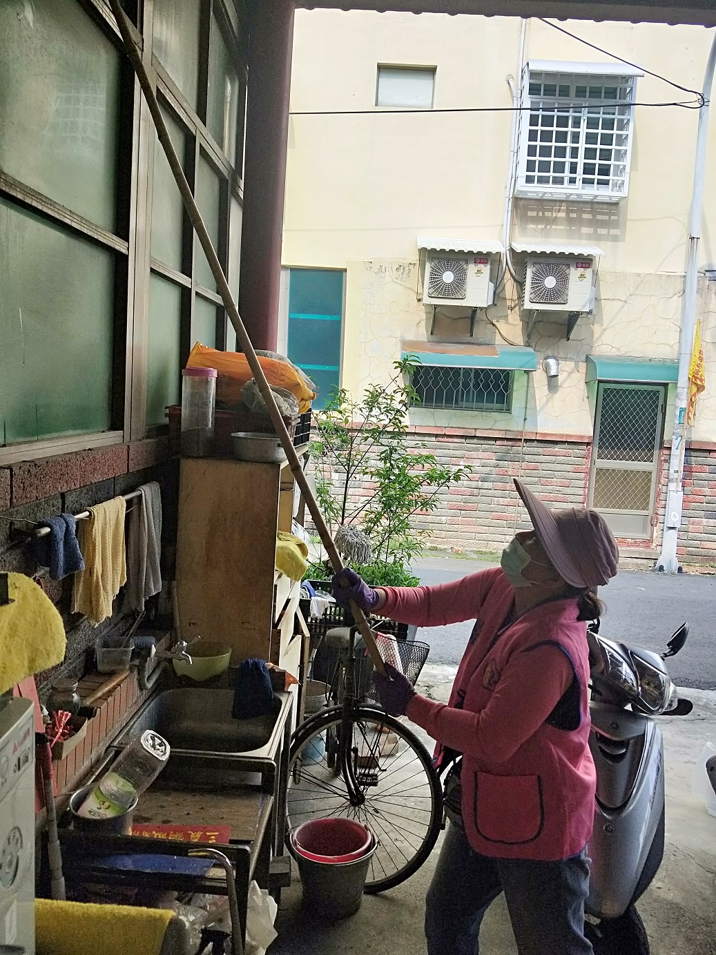 榮欣志工展愛服務 協助年邁榮民清理家園