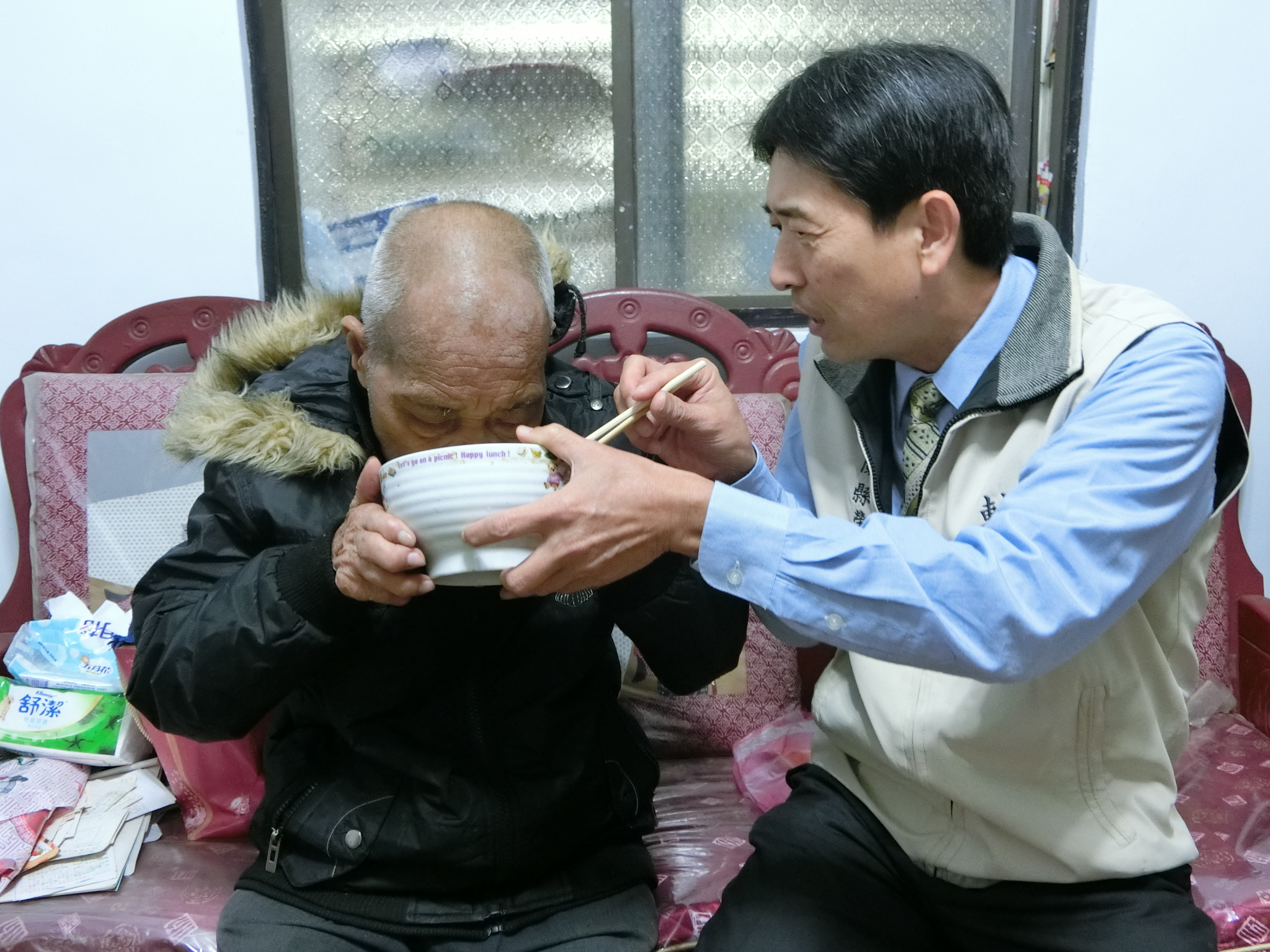 愛心雞湯溫馨獨老心-宜蘭縣榮服處與榮欣志工訪慰服務同時宣導防疫