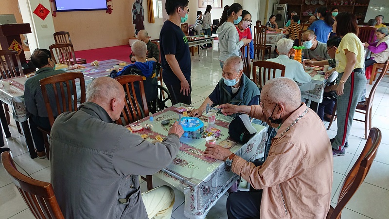 防疫期間玩桌遊 彰化榮家住民生活樂趣一把罩