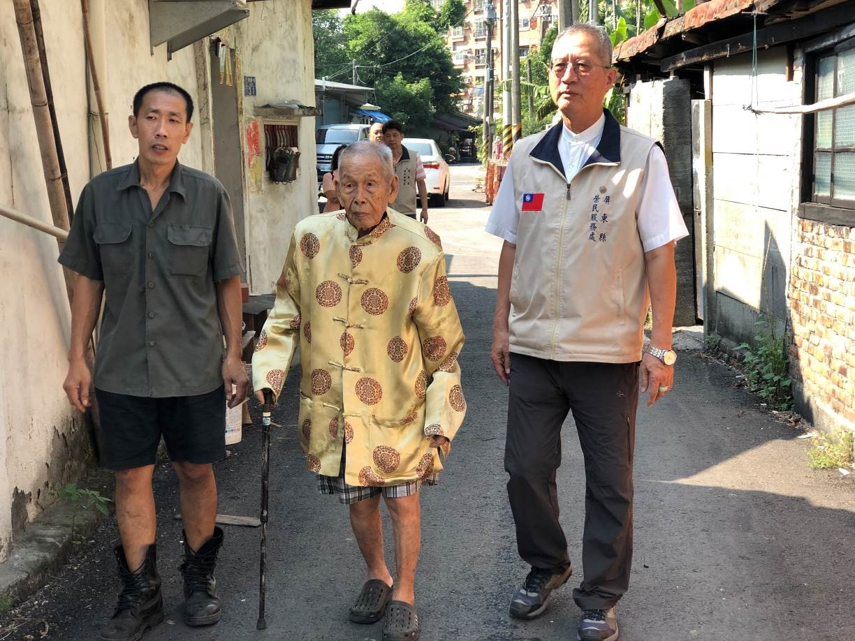 屏東榮服處為104歲壽翁周興立祝壽  見證知足歡樂