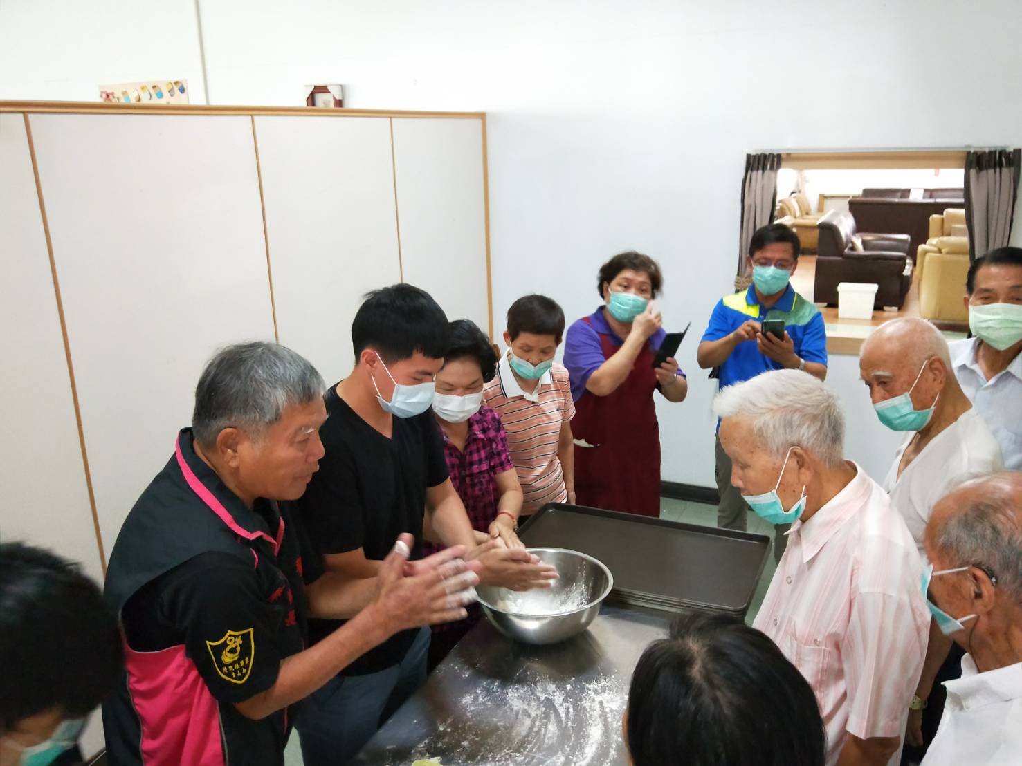 國軍弟兄揪團來敬老 香味四溢滿榮家