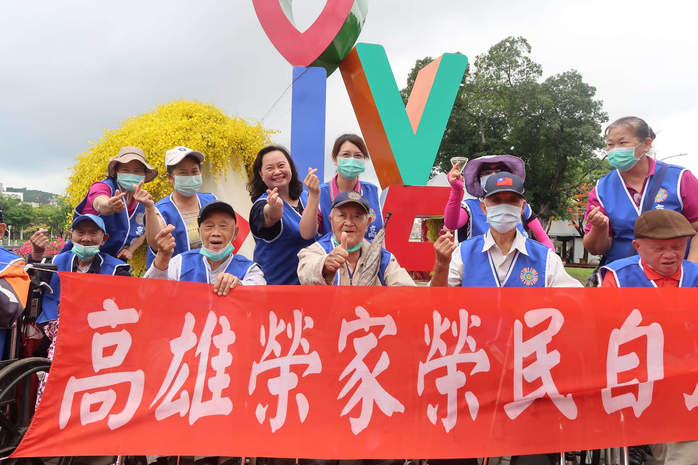 花現幸福!長輩暢遊愛河畔　駁二藝術特區打卡當網美