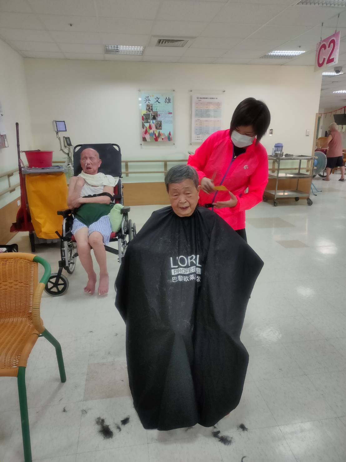 109年6月19日女子燙髮工會志工來家義剪服務