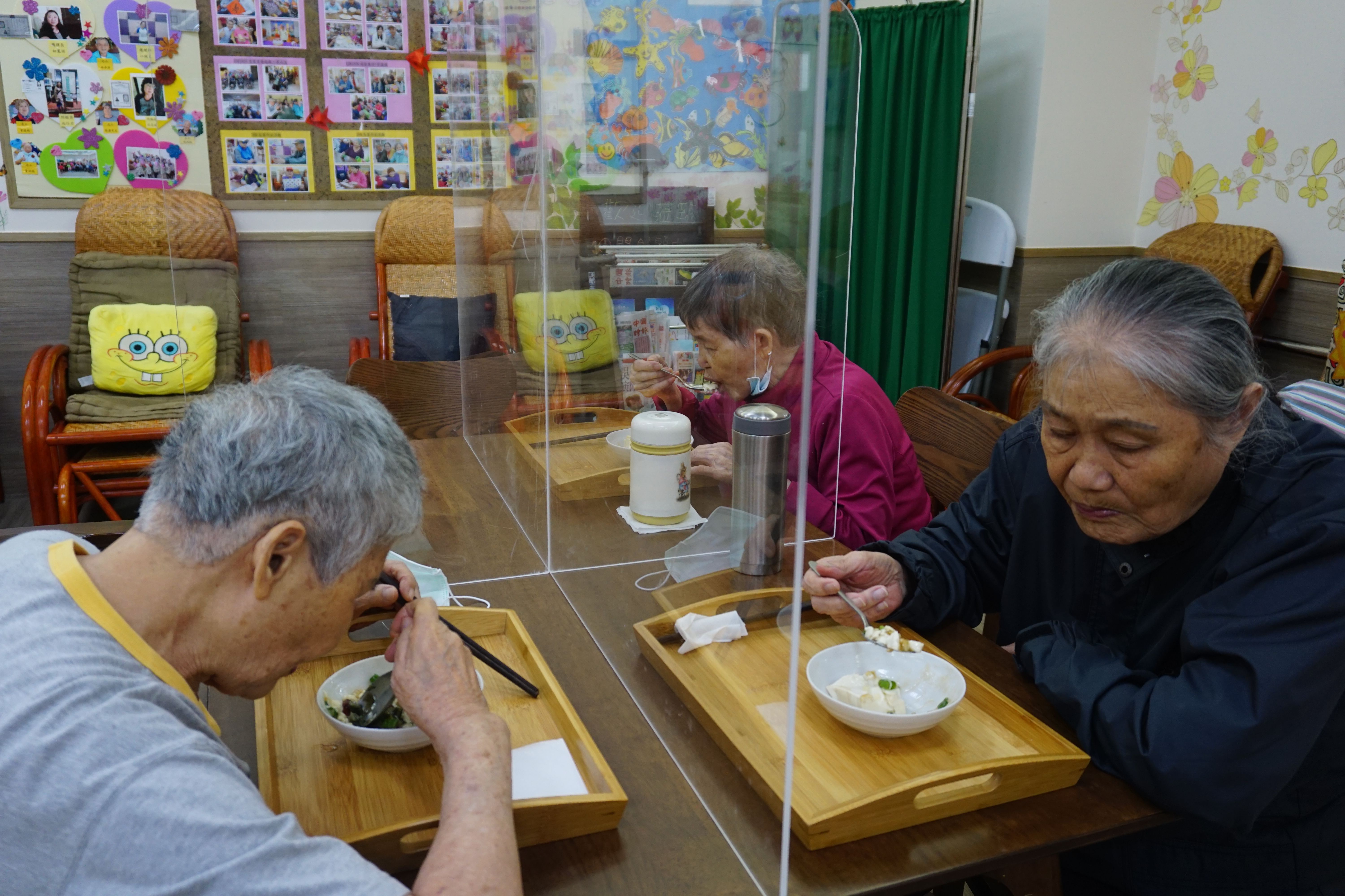 高雄榮家附設日間照顧中心-防疫篇「不因防疫而疏遠了彼此」