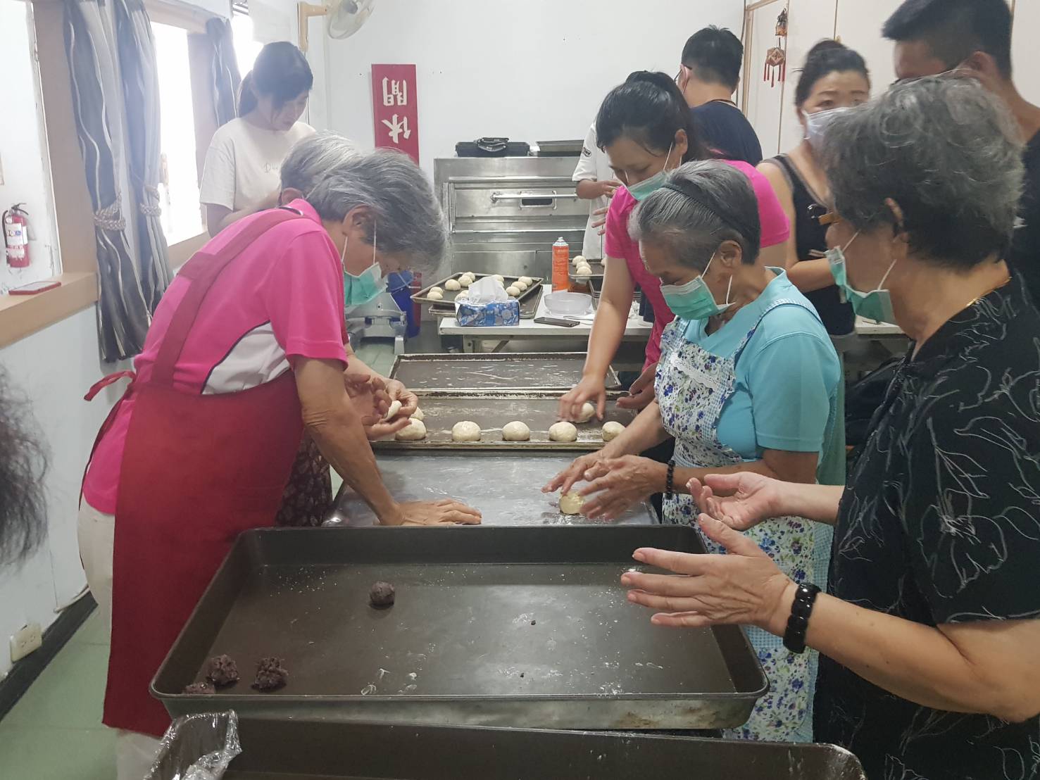 國軍弟兄齊祝壽 百歲壽翁樂開懷