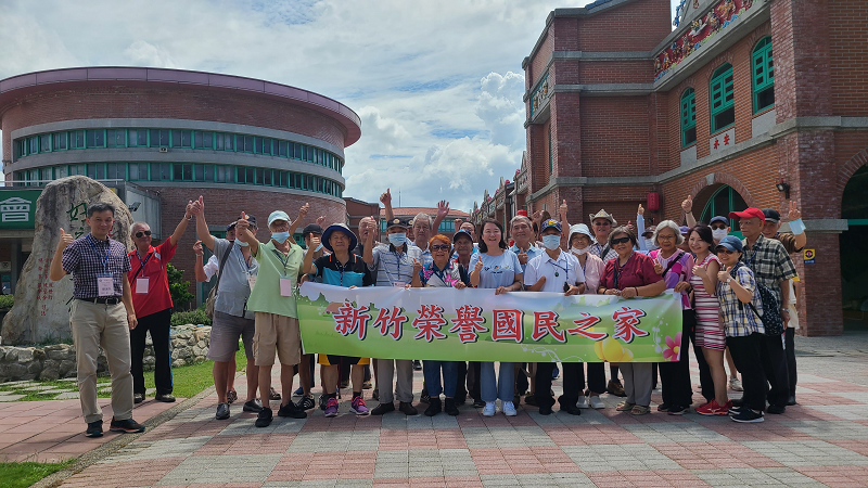 新竹榮家歡慶109年祖父母節，榮民伯伯懷童心樂遊動物園