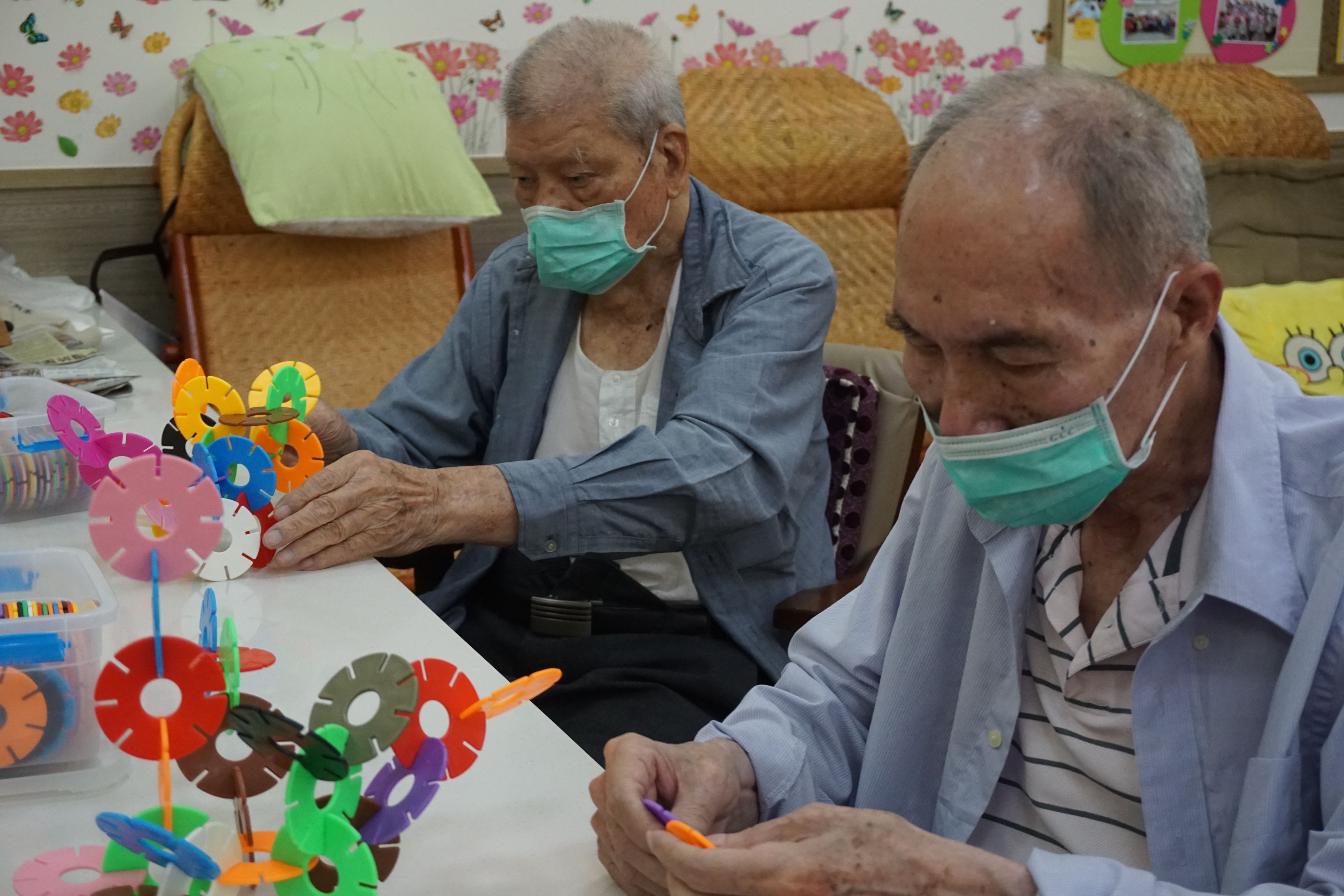 高雄榮家附設日間照顧中心「彩色雪花片片飛!」