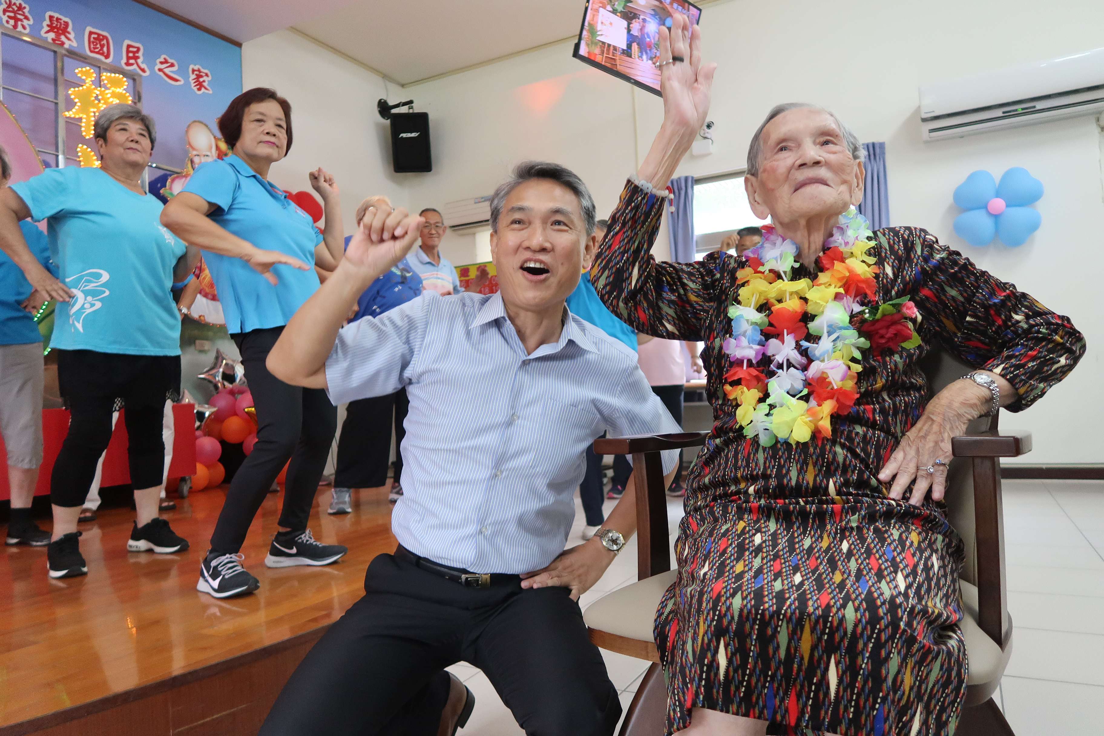唯我獨尊家族舞團祝壽表演 102歲壽星奶奶開心共舞