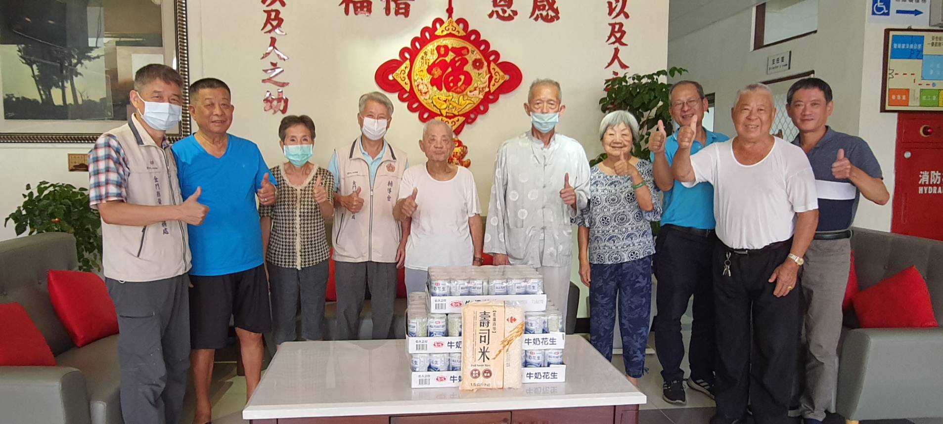 金門榮服處贈牛奶花生慰問地區社福機構，祝榮民前輩頤壽安康