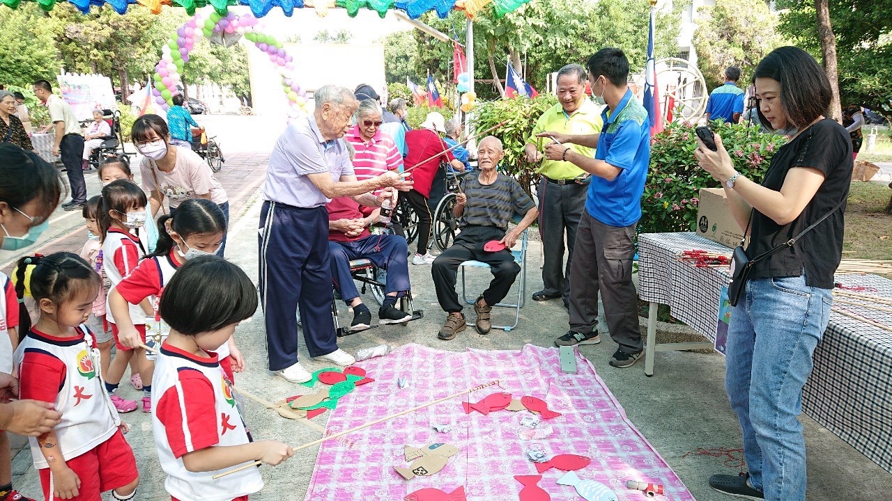 臺南榮家歡度「敬老、童趣」榮民節