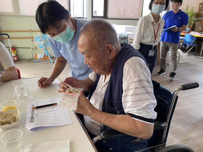 109年10月16日長輩開心品嘗銀髮友善食品會