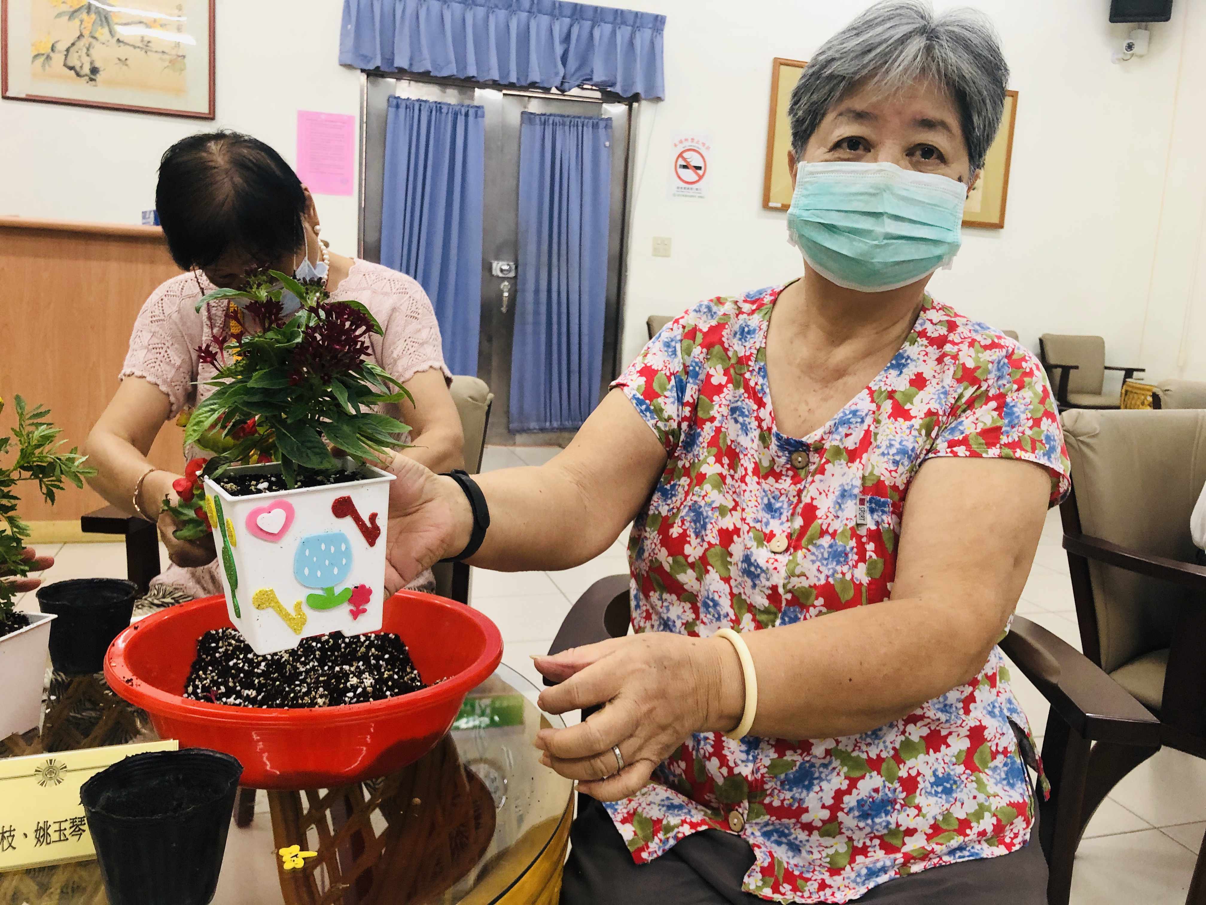 用最夯的植物療癒  溫暖榮家長者心田