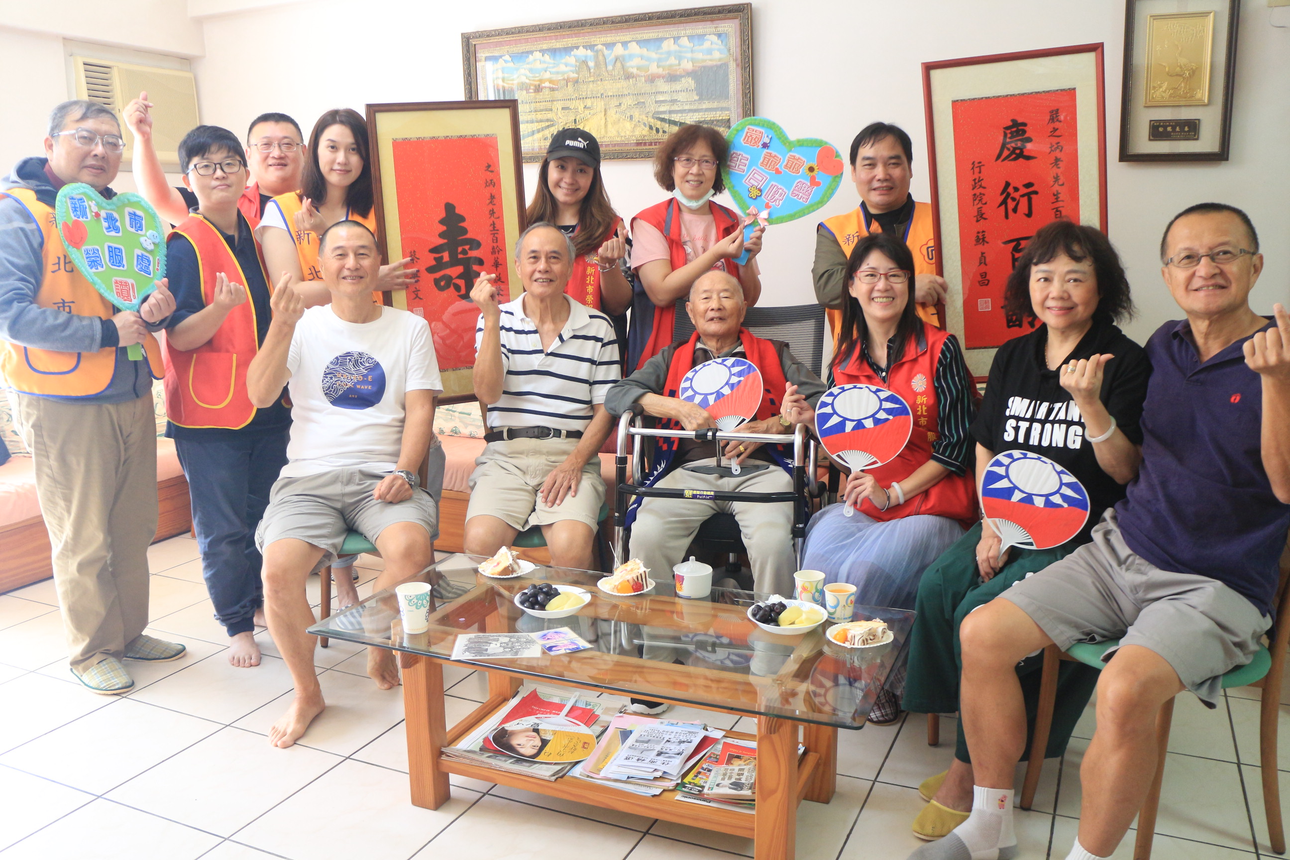 圖一新北市榮服處藍瑞玲組長(前排右3)率服務處同仁及榮欣志工為嚴爺爺(前排左3) 賀壽,家人陪伴在側(前排左1、左2,右1、右2依序為二公子、長公子、三公子伉儷),華山基金會杜站長(後排左2)共同參與