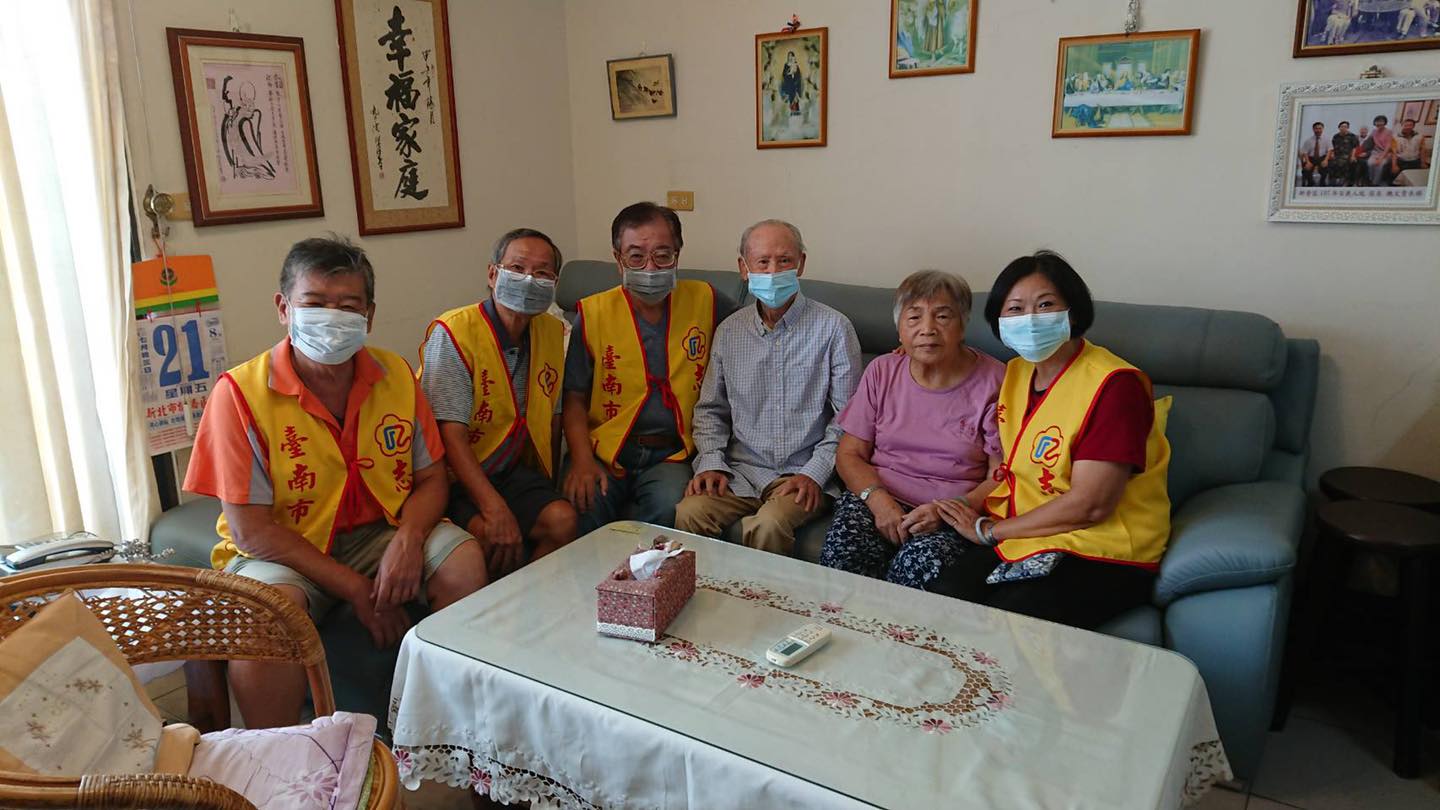 臺南市榮服處新營榮欣志工隊帶隊幫助遺眷馮沈明月剪髮