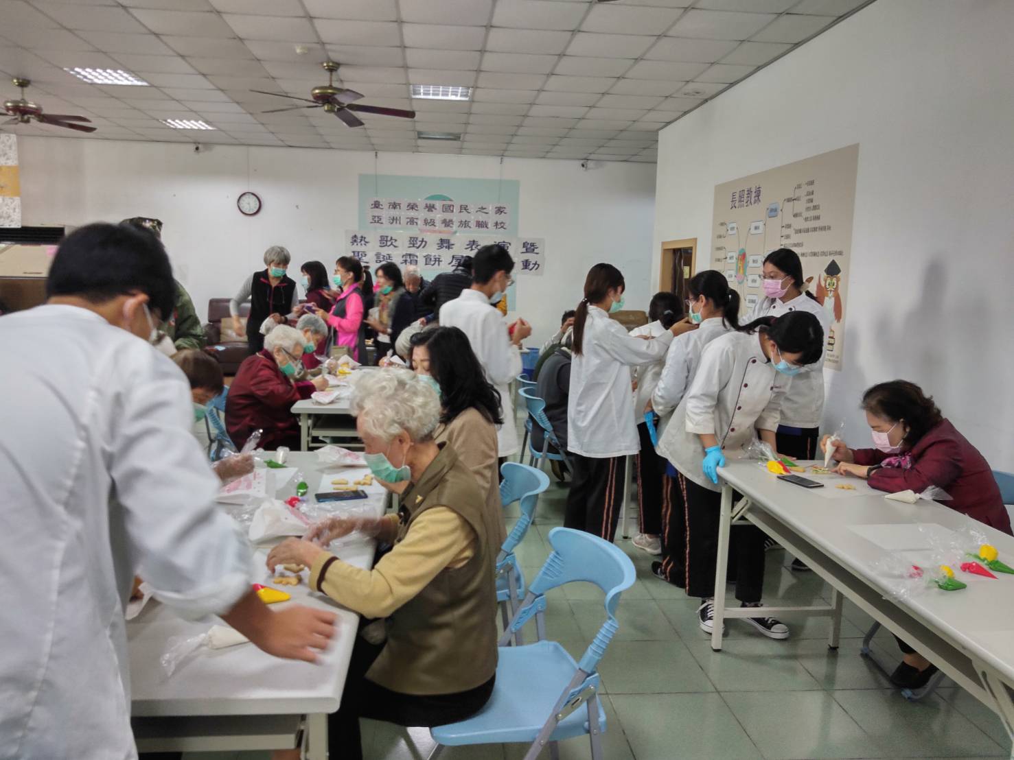 亞洲餐旅學校師生與台南榮家長輩攜手創作霜餅屋慶祝聖誕佳節