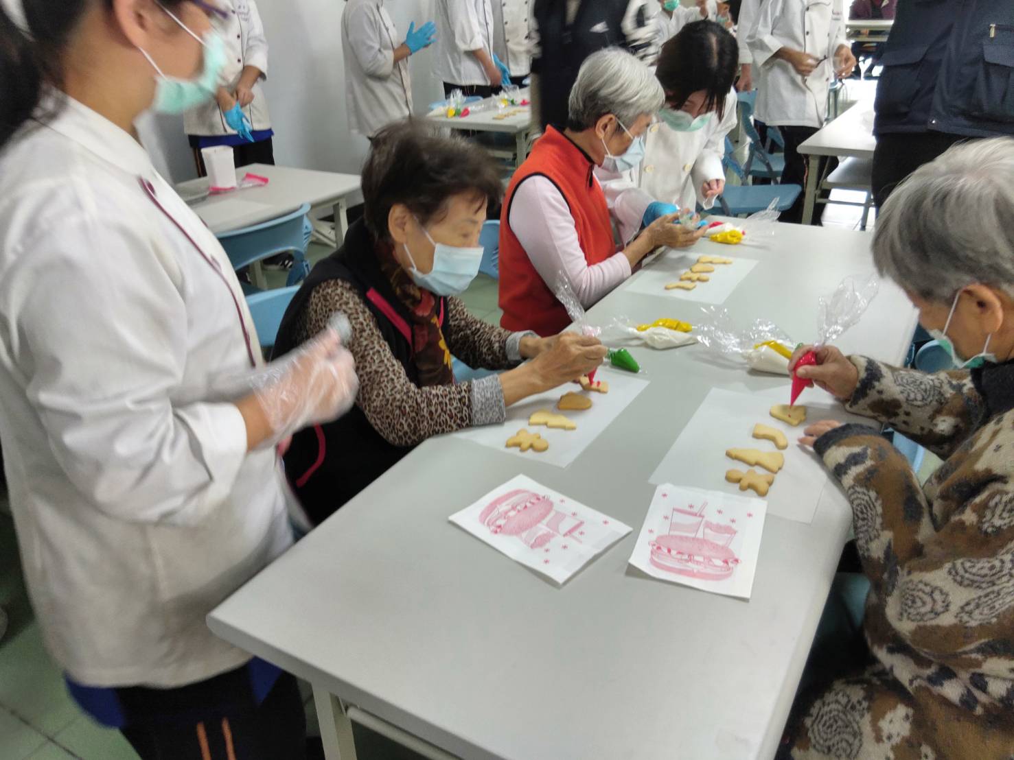 亞洲餐旅學校師生與台南榮家長輩攜手創作霜餅屋慶祝聖誕佳節