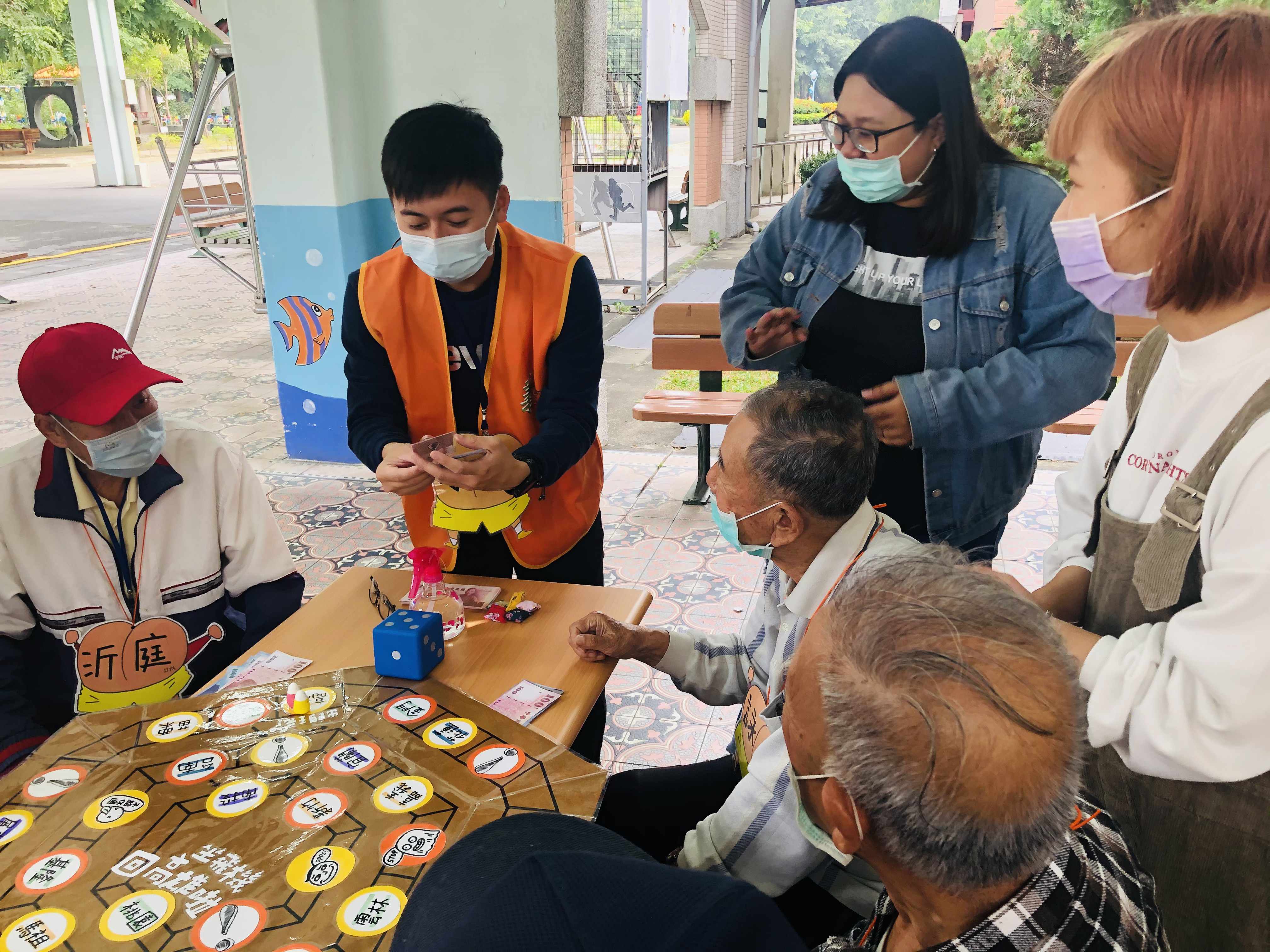 高雄榮家長輩樂玩桌遊  健腦樂活嗨翻天