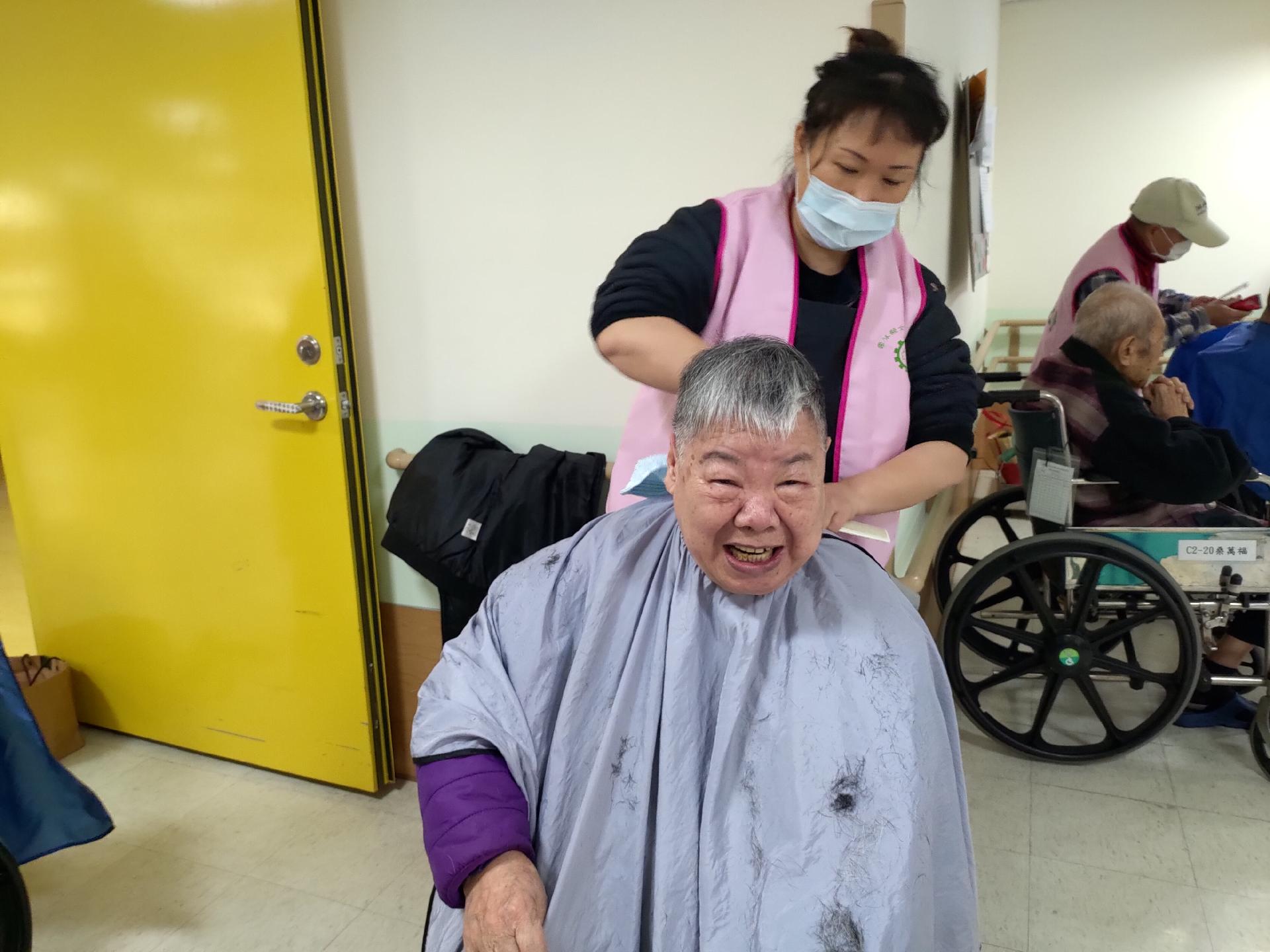 110年1月8日女子燙髮工會志工來家義剪服務