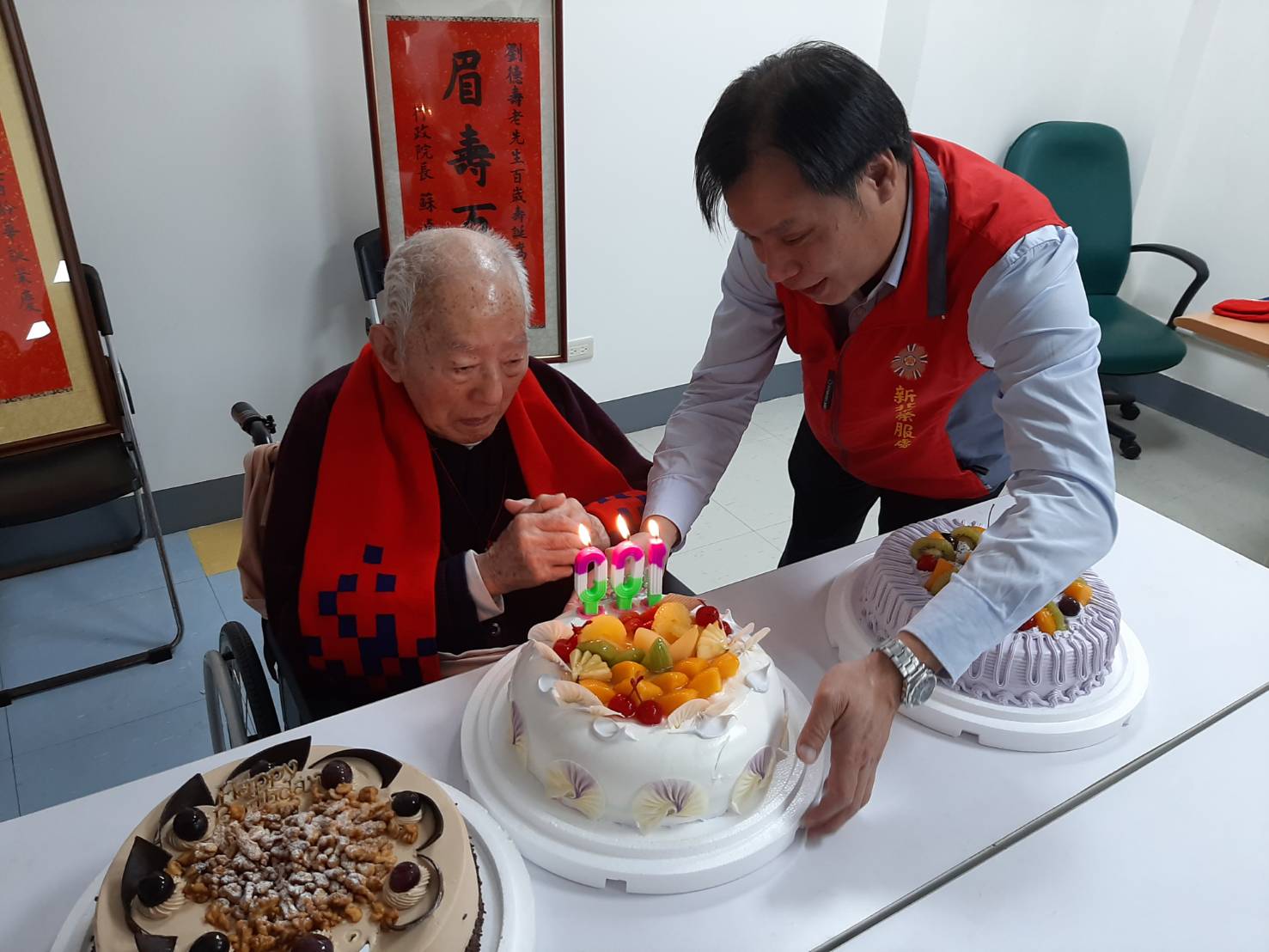 陳重榮組長 (右) 代表榮服處向劉爺爺祝賀生日快樂。