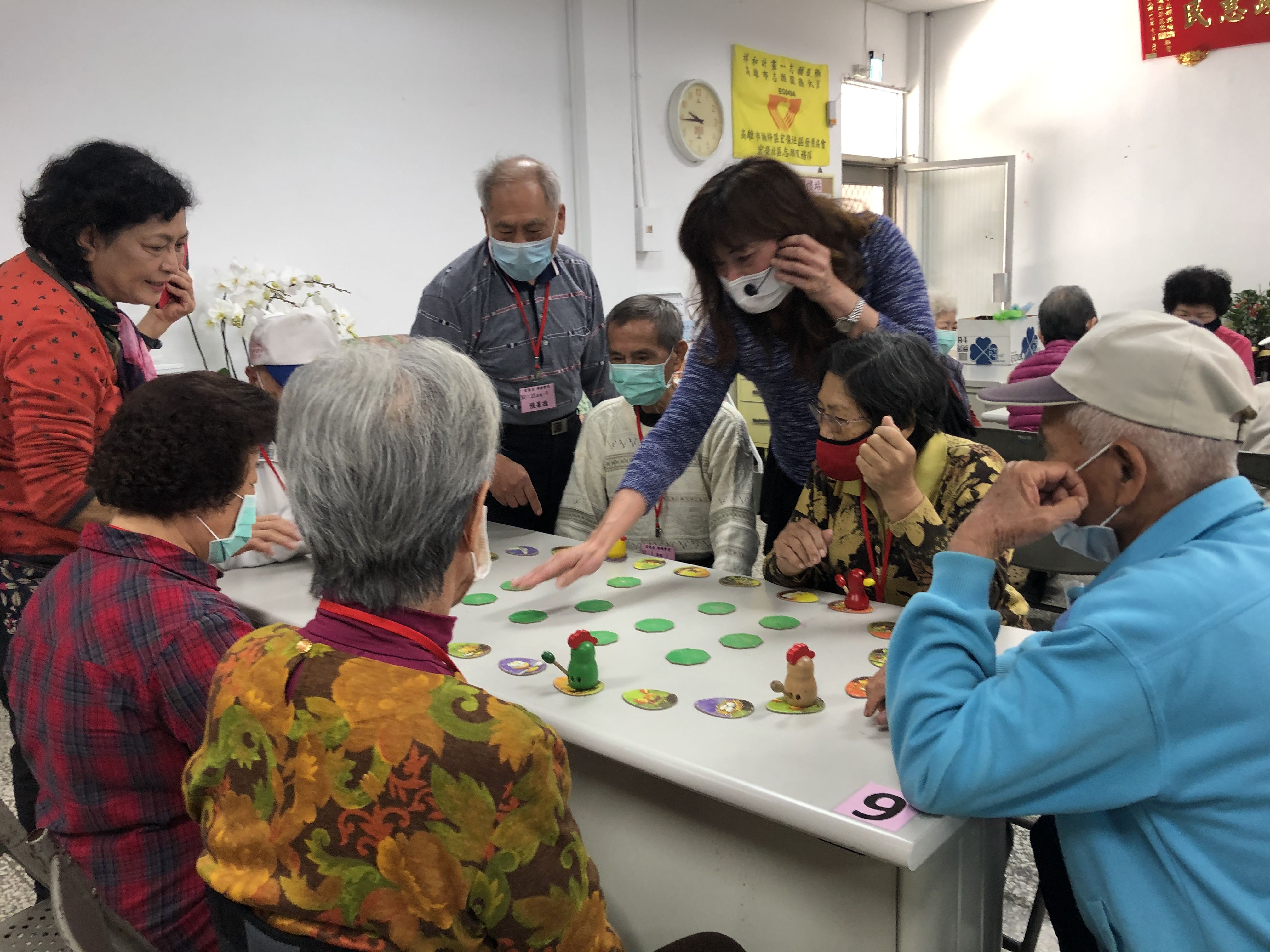 楠梓坑圖書館傳愛社區關懷據點 長輩桌遊玩翻天