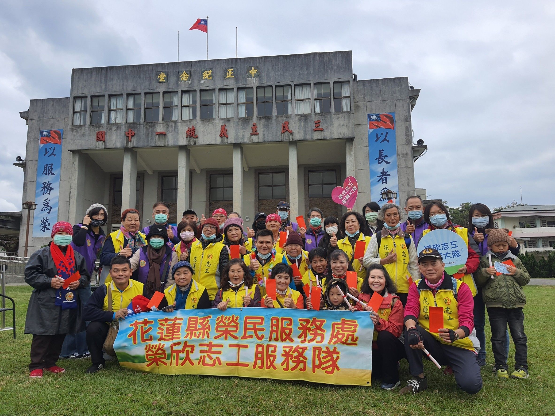 110年花蓮縣榮民服務處楊震宇總幹事率服務組長、職員工、榮欣志工們參加花蓮榮家110年元旦升旗典禮活動